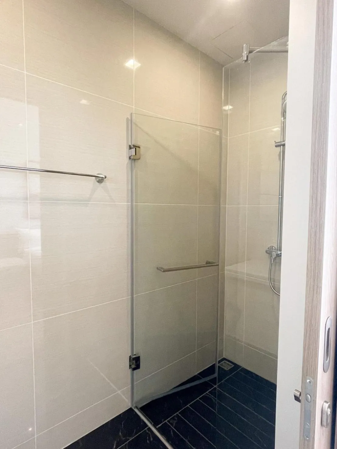 Bathroom in Hampton Residence Next To Emporium