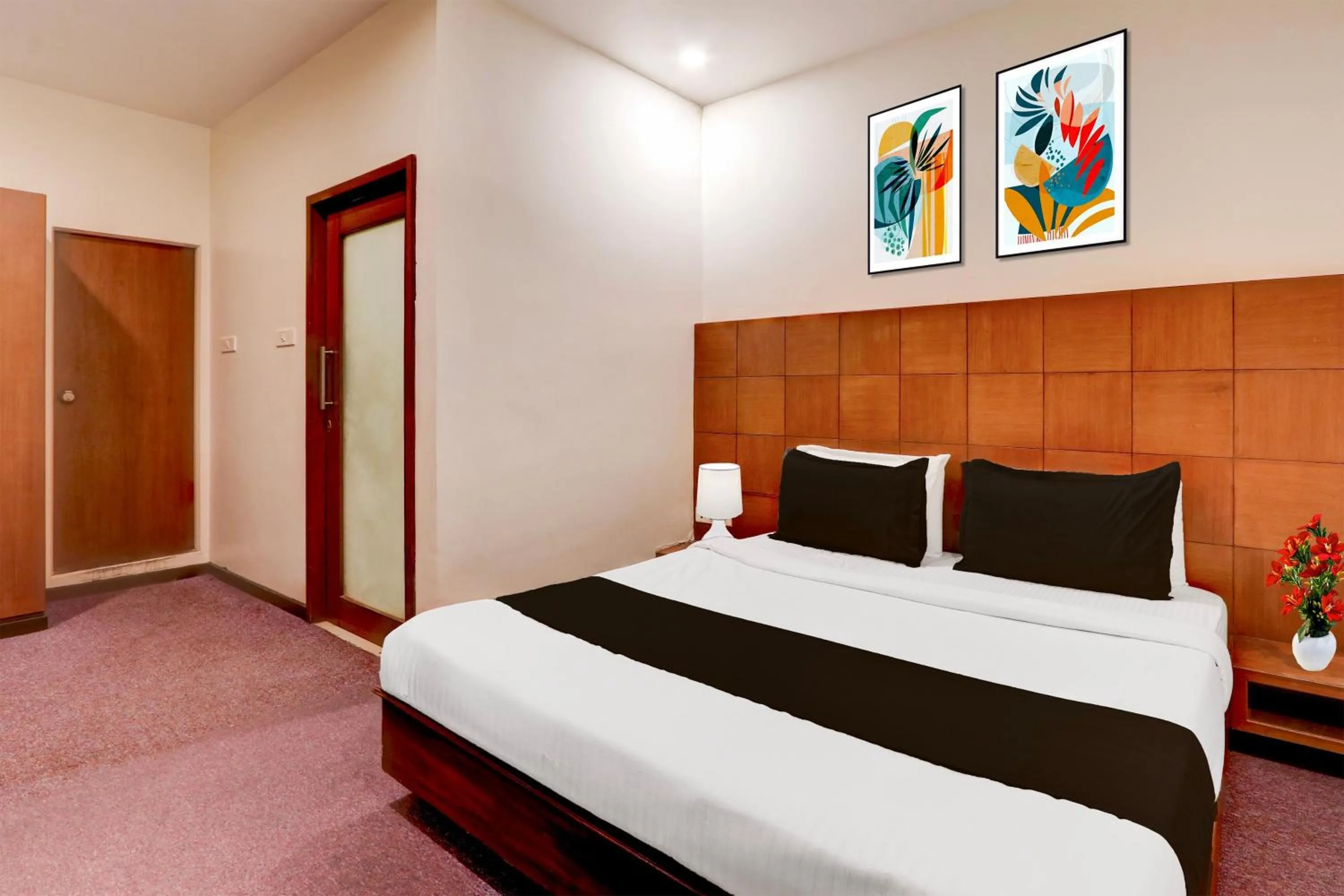 Deluxe Double Room - single occupancy in Super Townhouse Oak Ramdaspeth Downtown