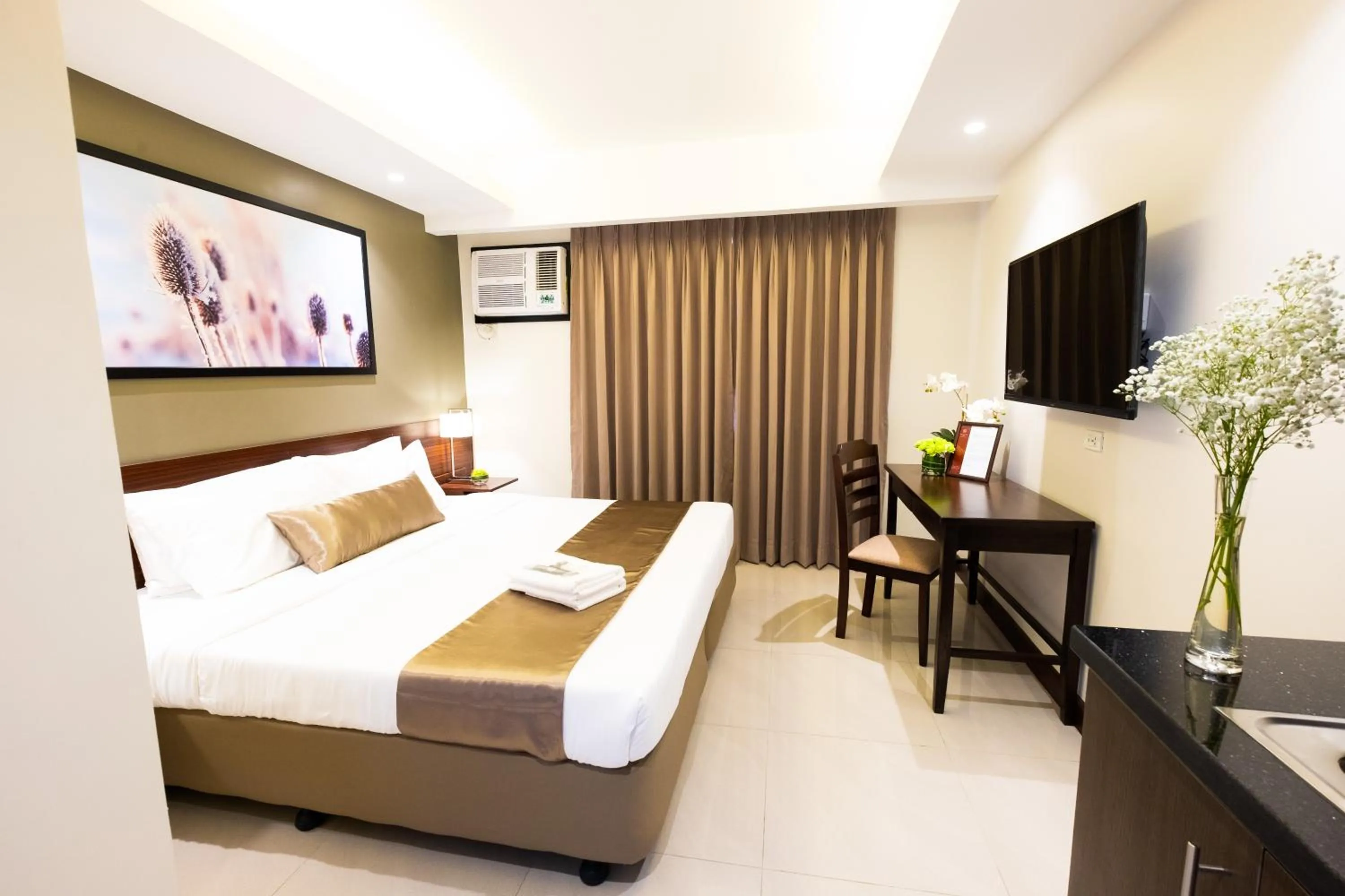 Communal lounge/ TV room, Bed in Soleil Suites Cebu