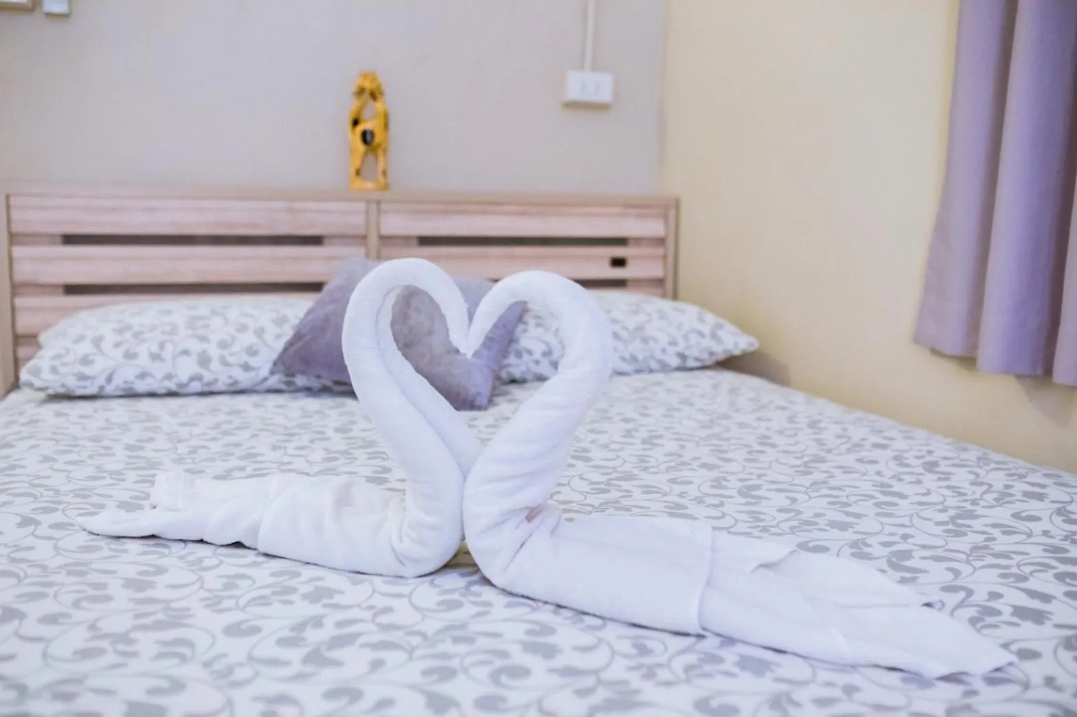 Bed in THE BEACH CHA AM Guest House