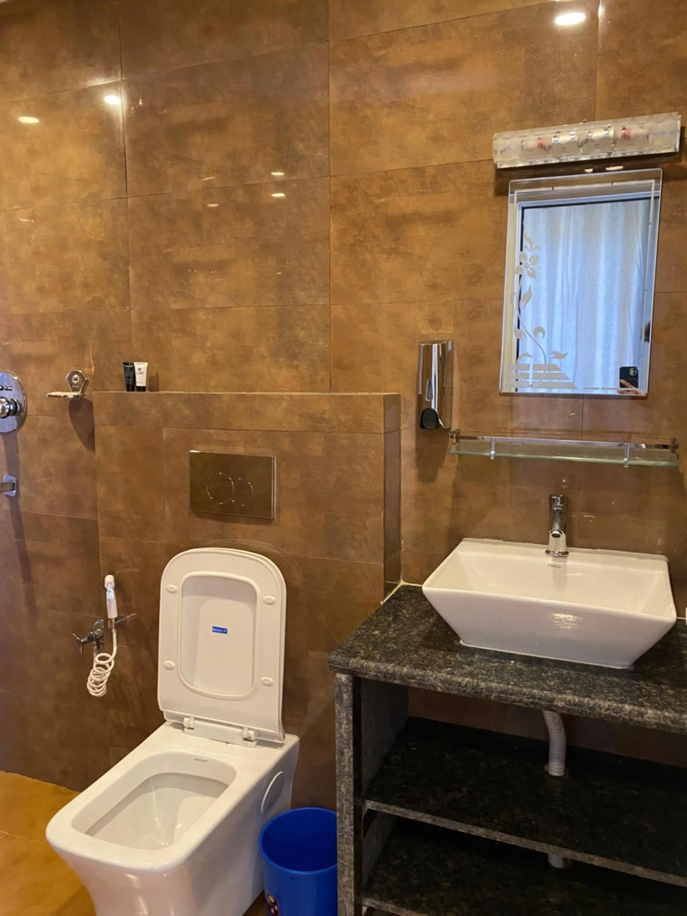 Shower in Samiyog Tourist Resort