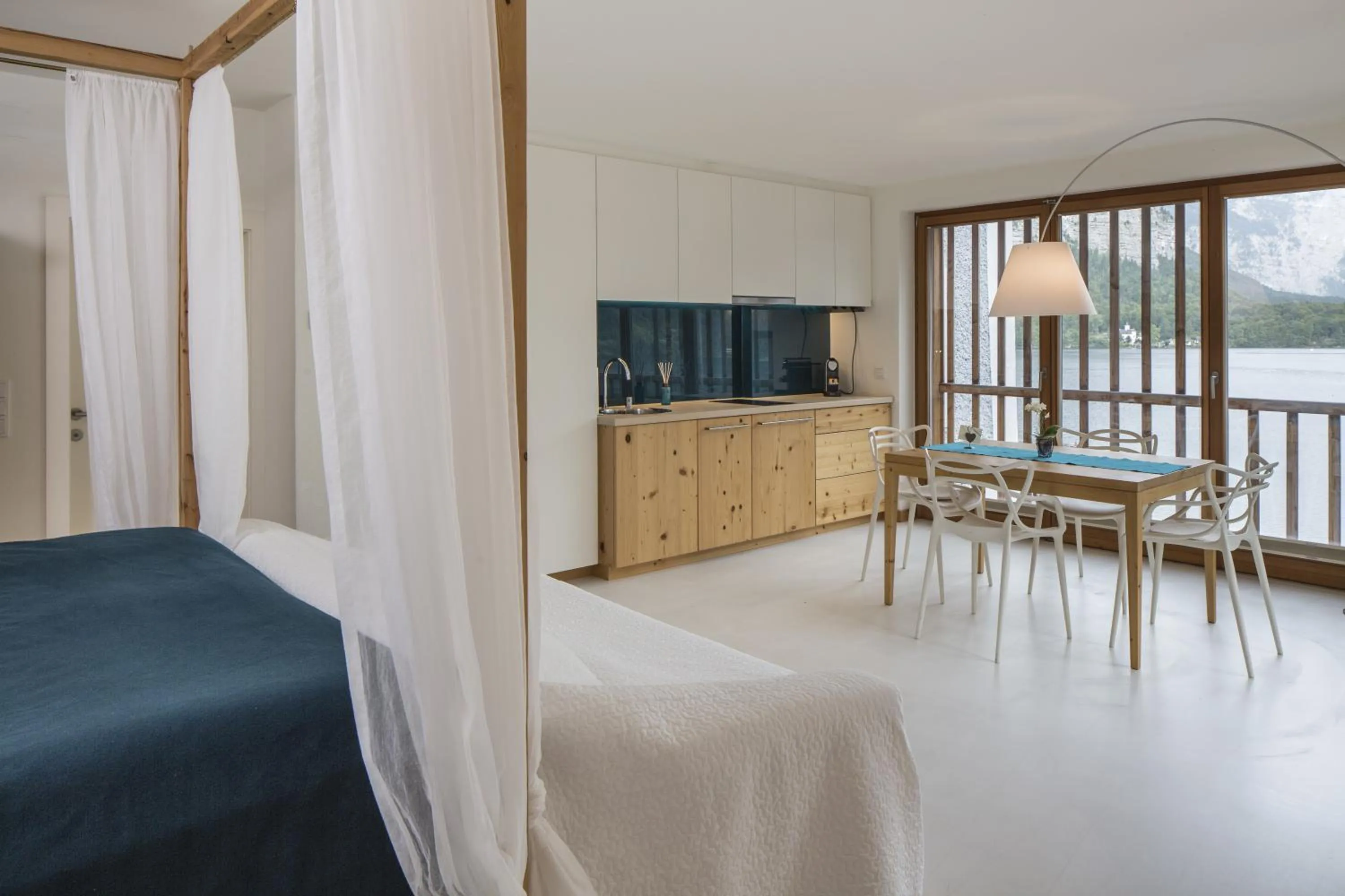 Photo of the whole room, Bed in Hallstatt Hideaway - Adults only