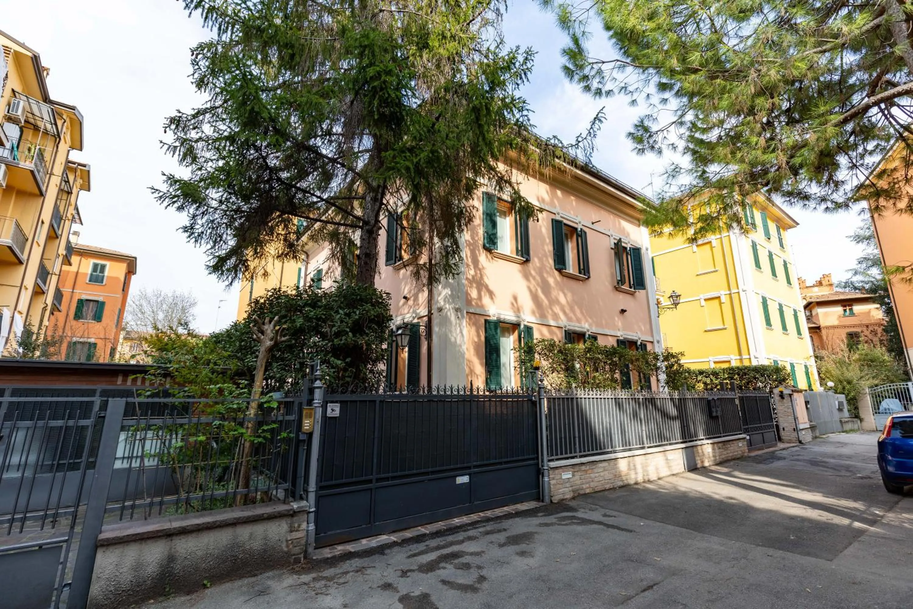 Facade/entrance in BolognaRoomscom - Villa Bottrigari