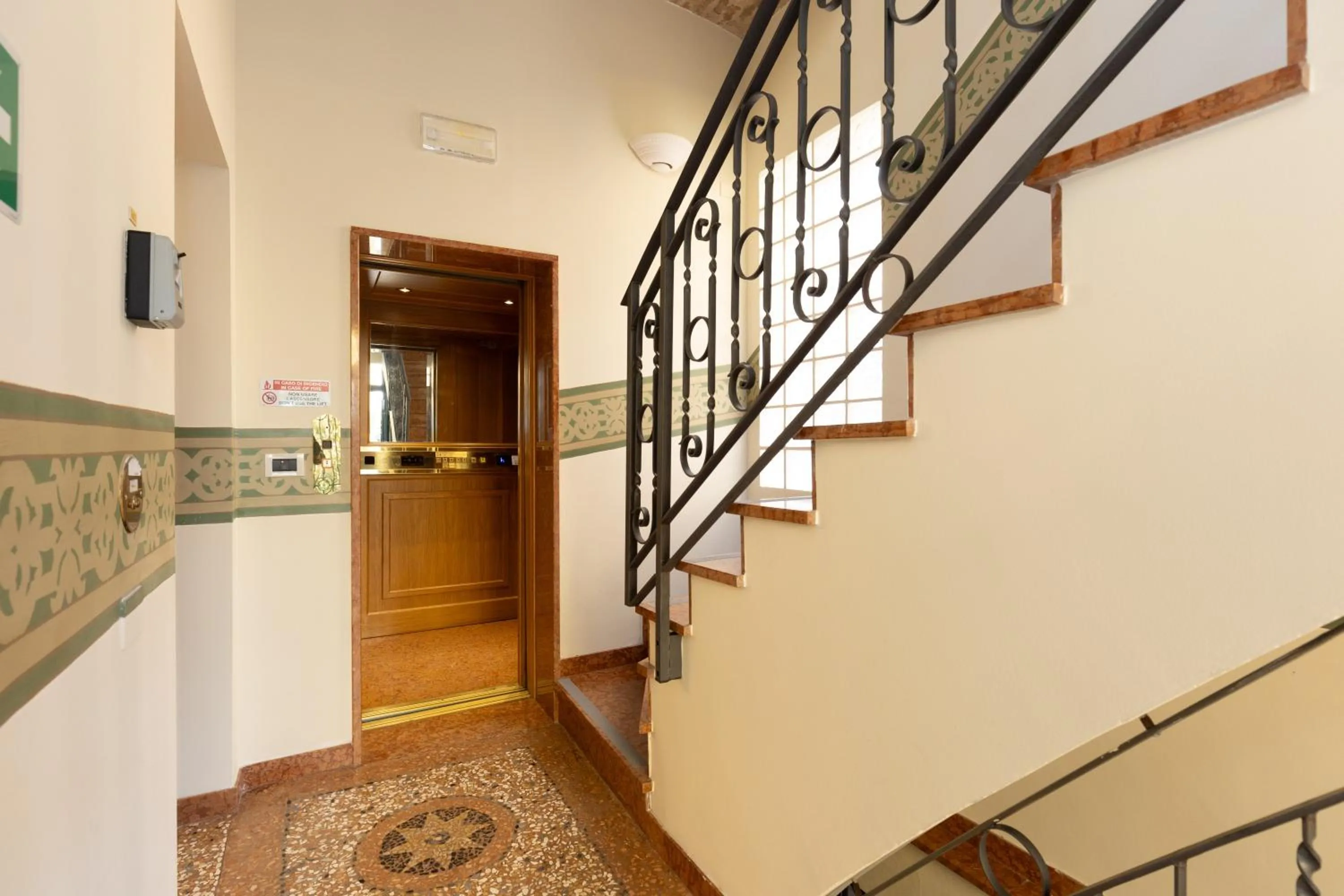 elevator in BolognaRoomscom - Villa Bottrigari
