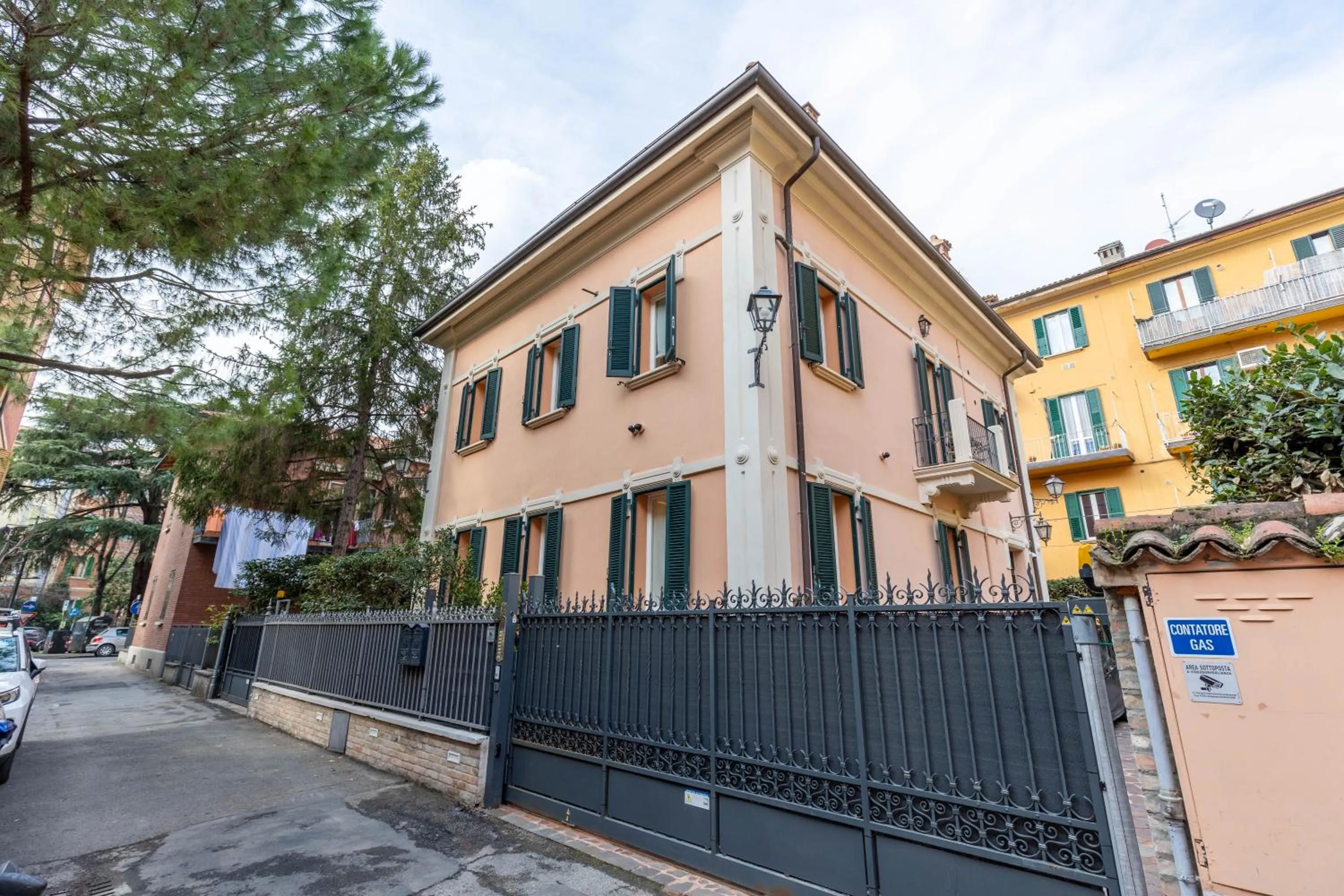 Property building in BolognaRoomscom - Villa Bottrigari