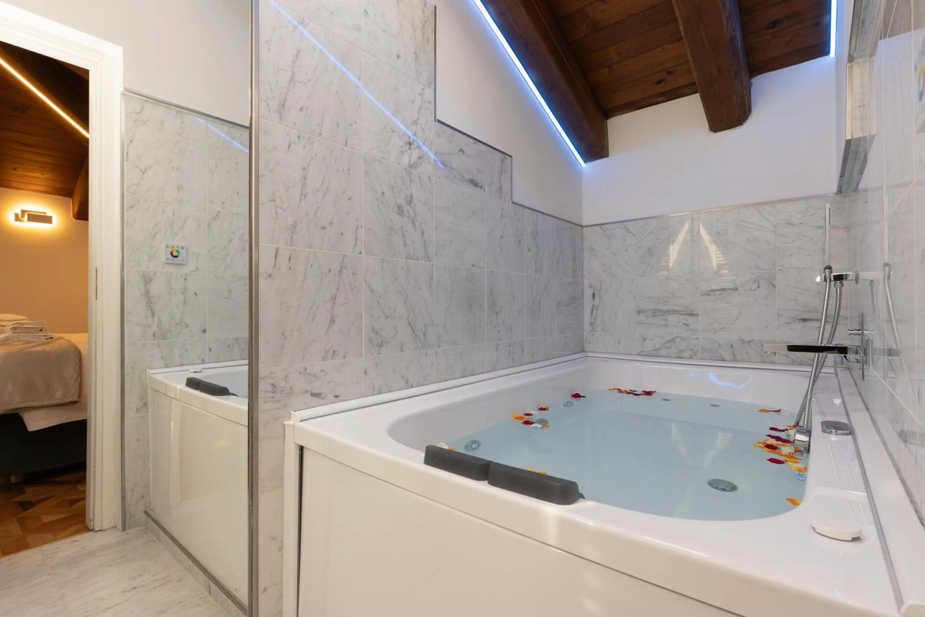 Bath in BolognaRoomscom - Villa Bottrigari