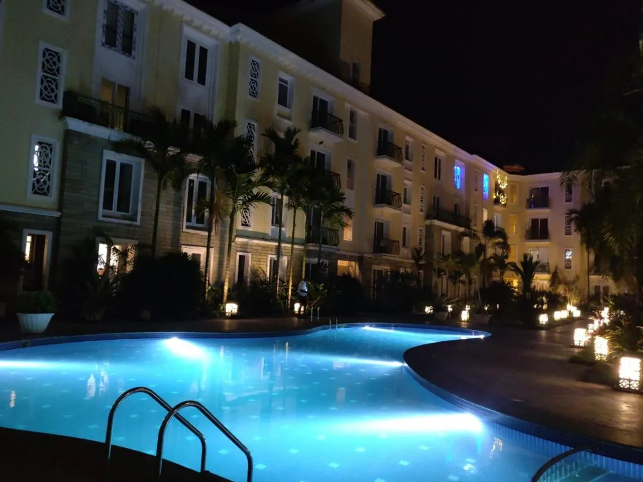 Swimming pool in Asta by Avim