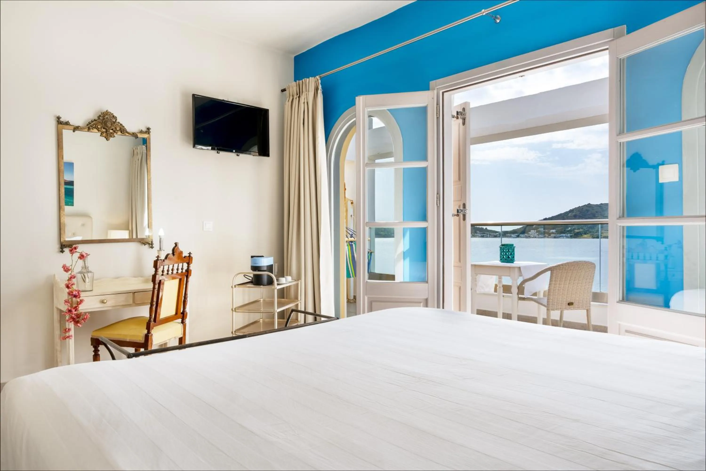 Bed in MasouriBlu Boutique Hotel