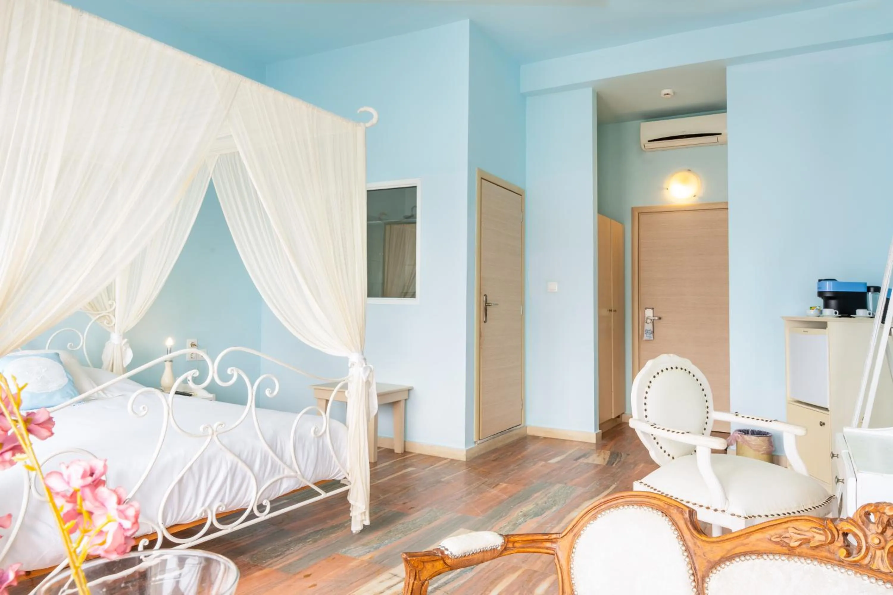 Bed in MasouriBlu Boutique Hotel