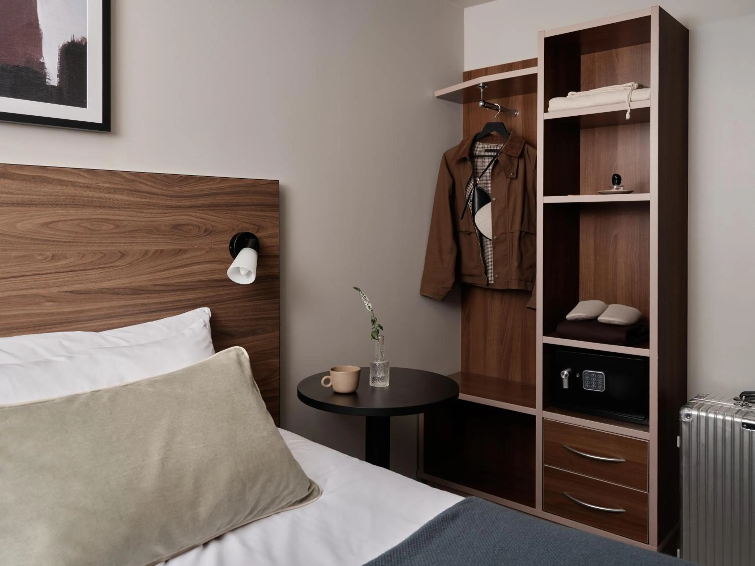 wardrobe, Bed in Bob W London Kensington