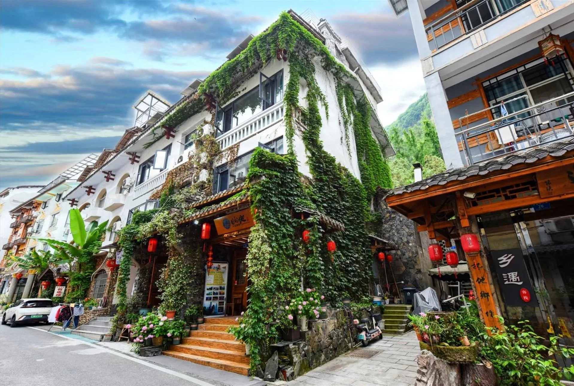 Destination Youth Hostel-Walk 5 minutes to east entrance of national park,Coffee,Book tickets,Laundry service,Experienced tour guide service