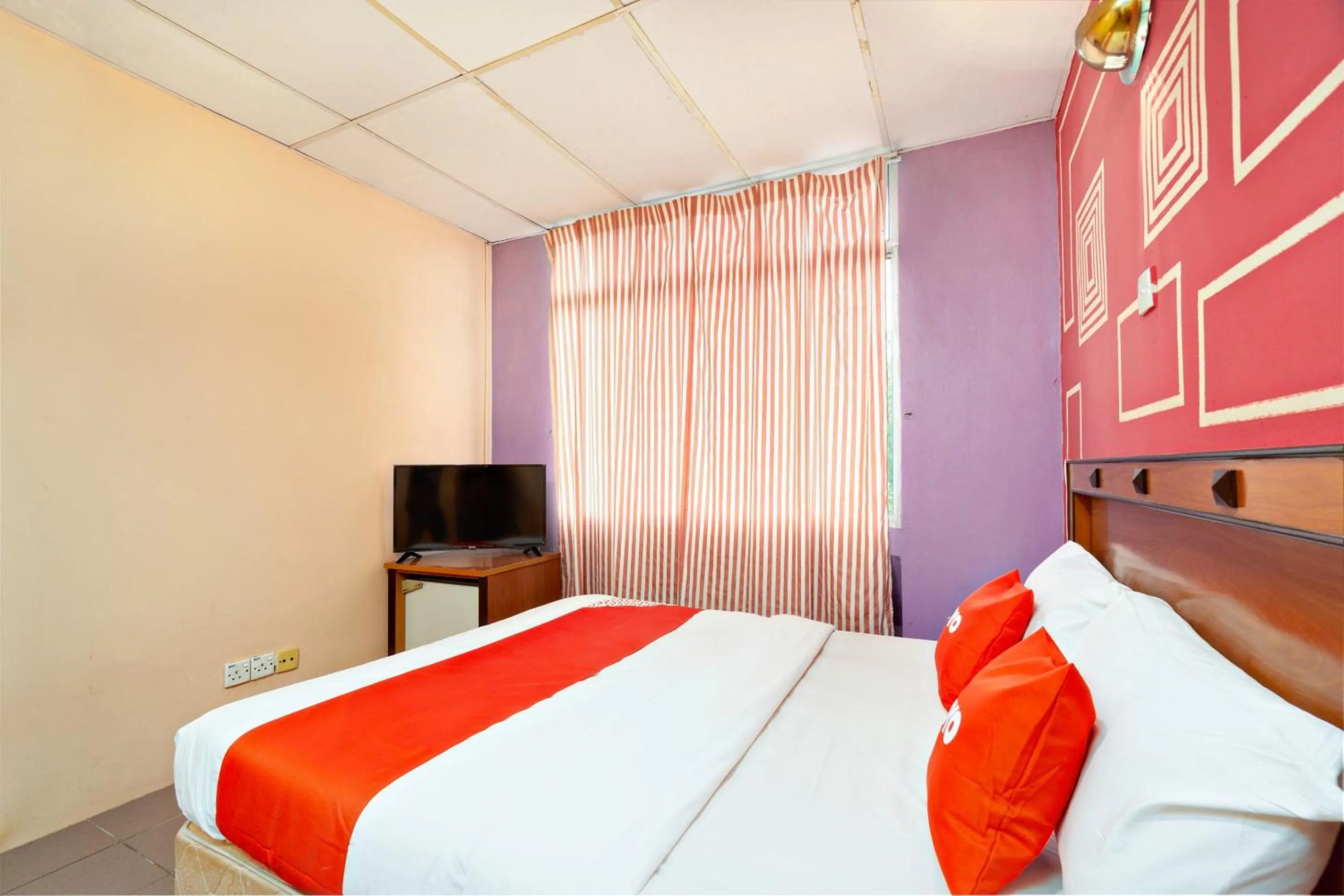 Bedroom in OYO 90929 DJ Hotel