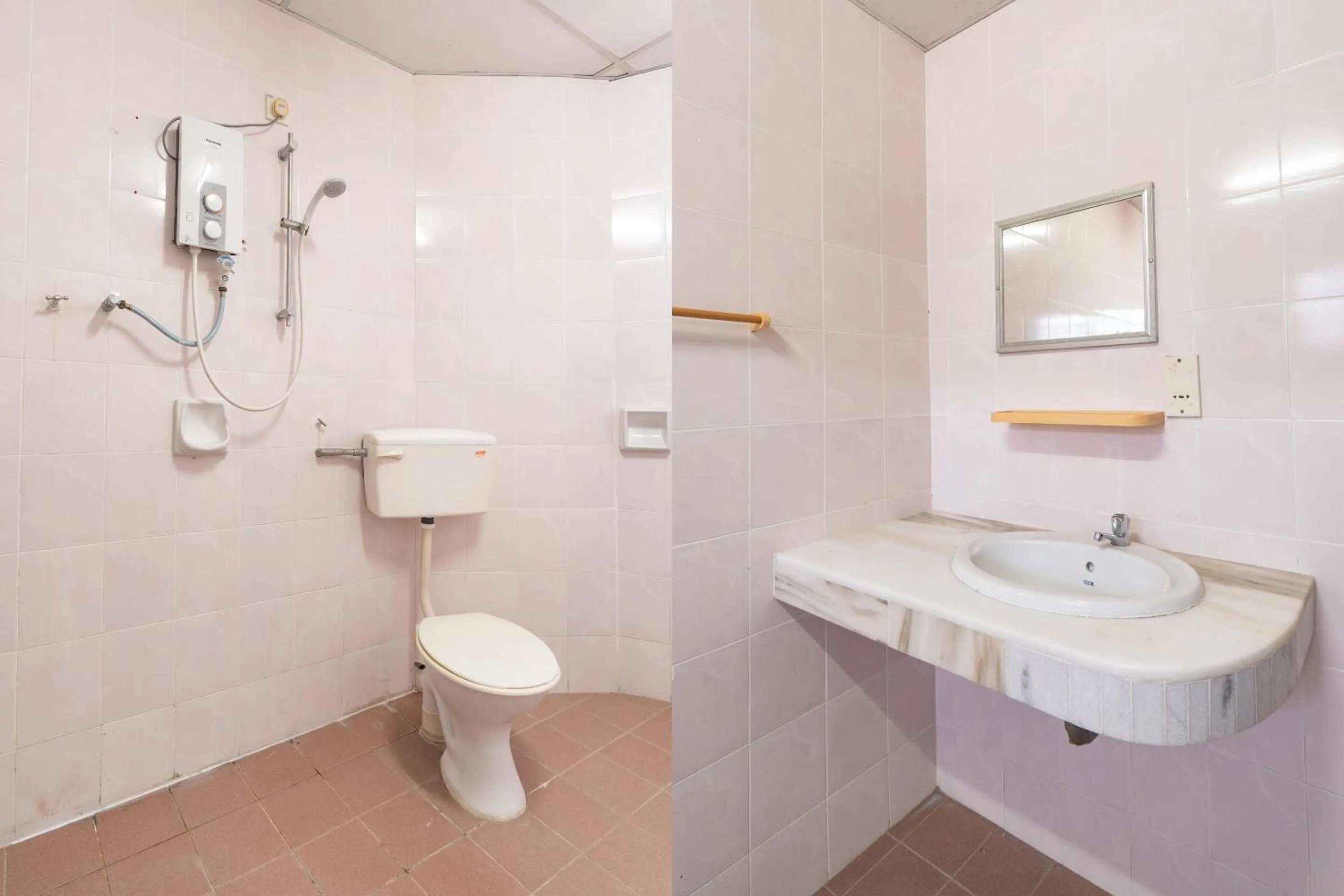 Bathroom in OYO 90929 DJ Hotel