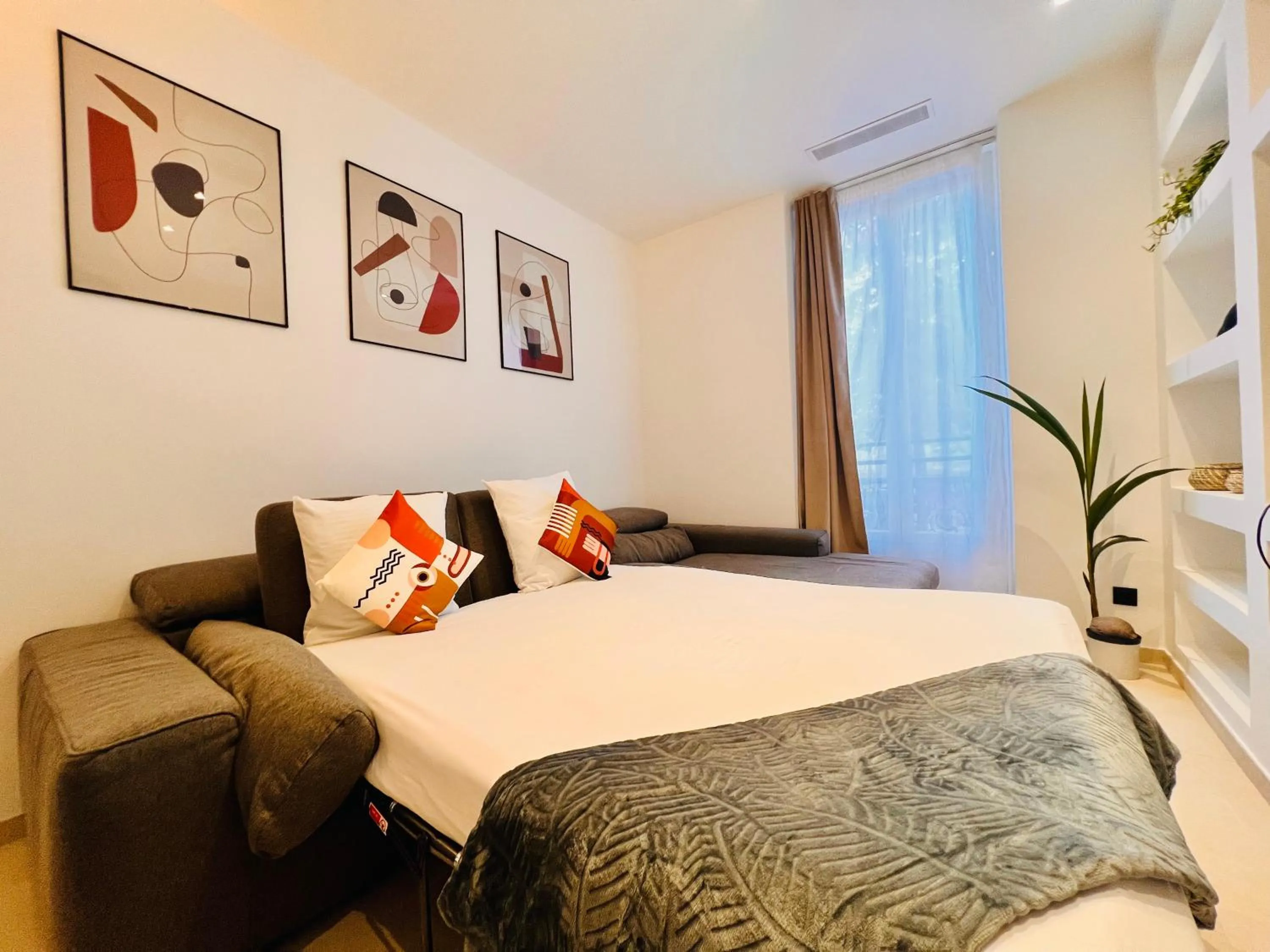 LIBERATION CENTER - PRIVATE Balcony - 24&7 RECEPTION - LUGGAGE STORAGE