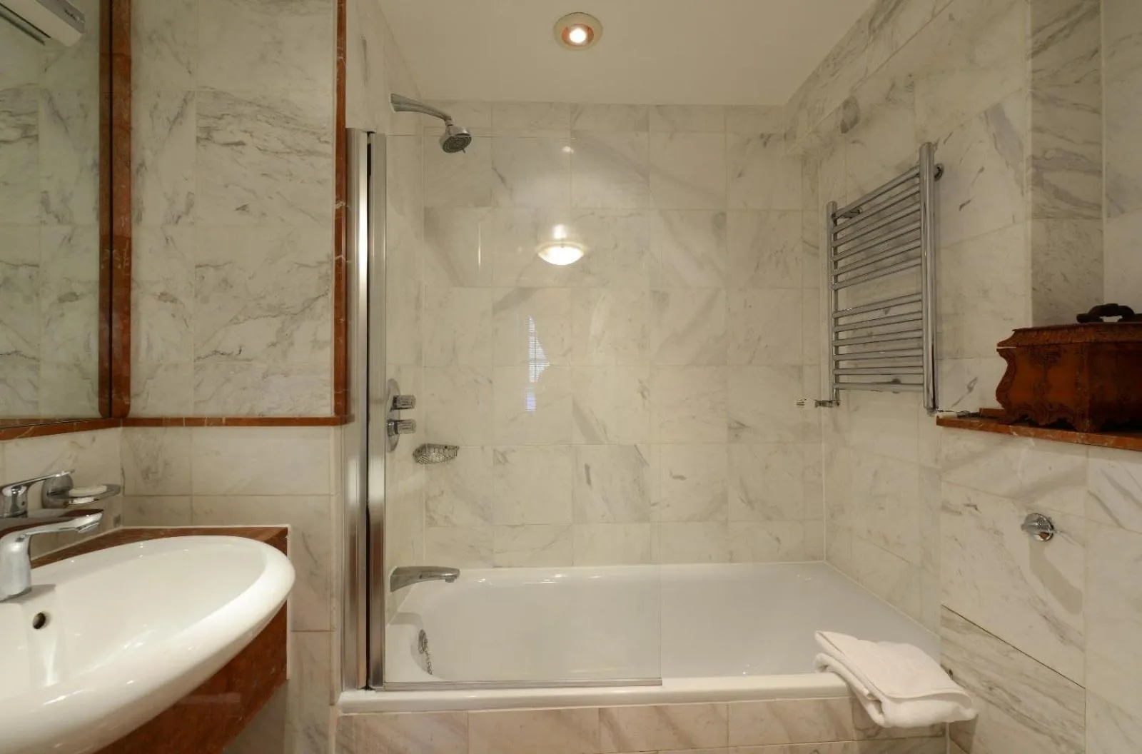 Bath in Twenty Nevern Square Hotel