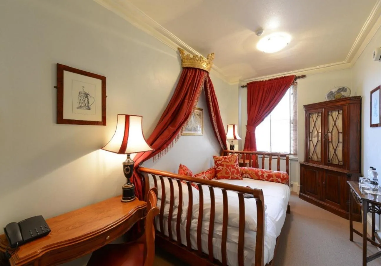 Photo of the whole room, Bed in Twenty Nevern Square Hotel