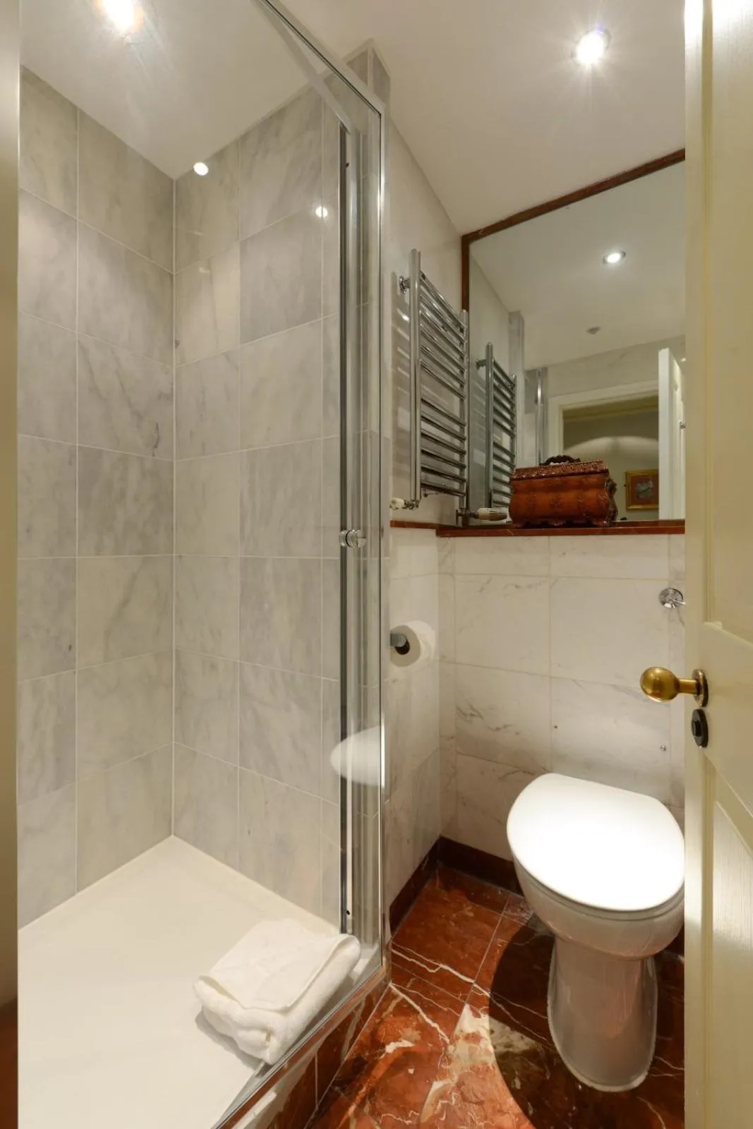 Shower in Twenty Nevern Square Hotel