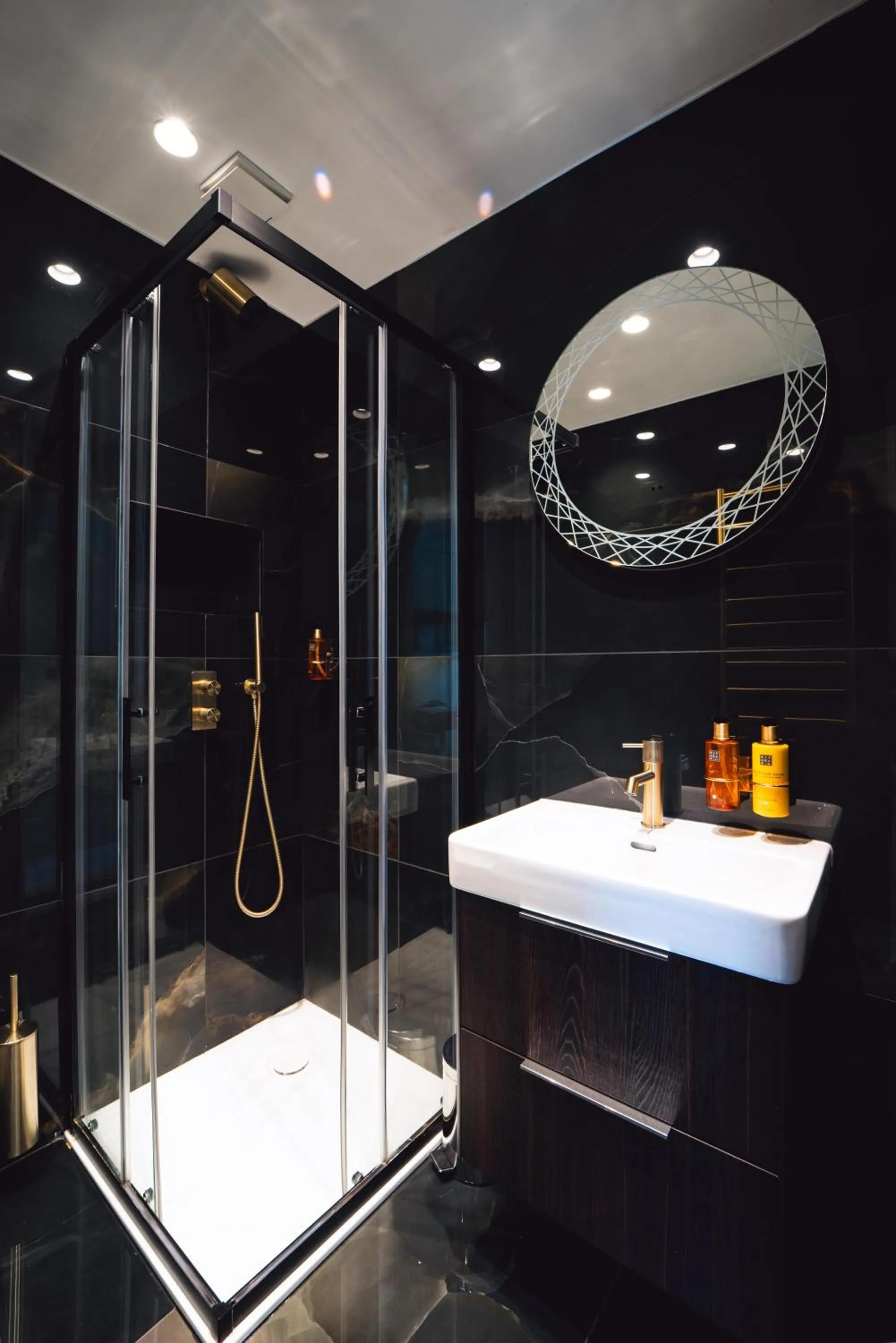 Shower in Twenty Nevern Square Hotel