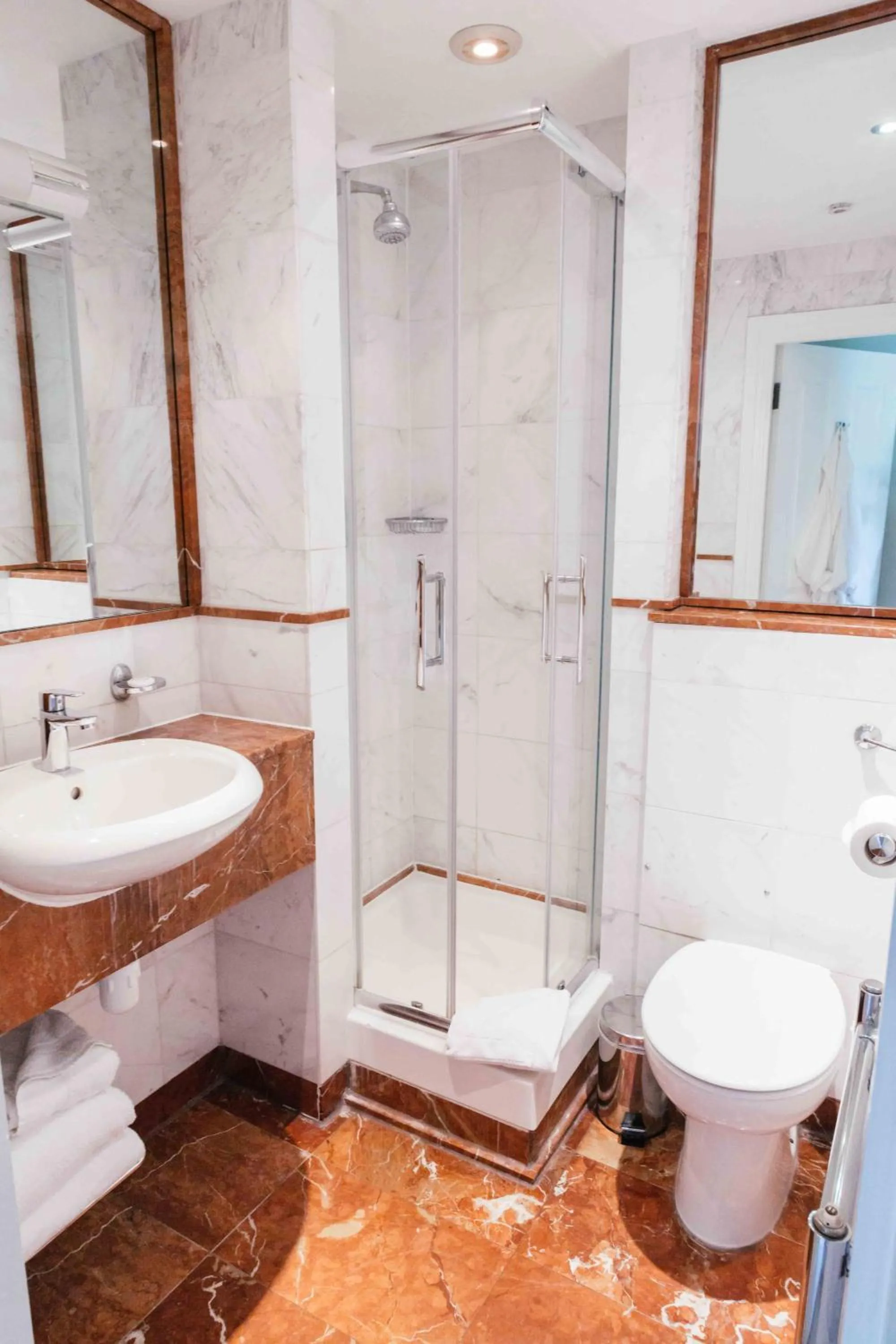 Bathroom in Twenty Nevern Square Hotel