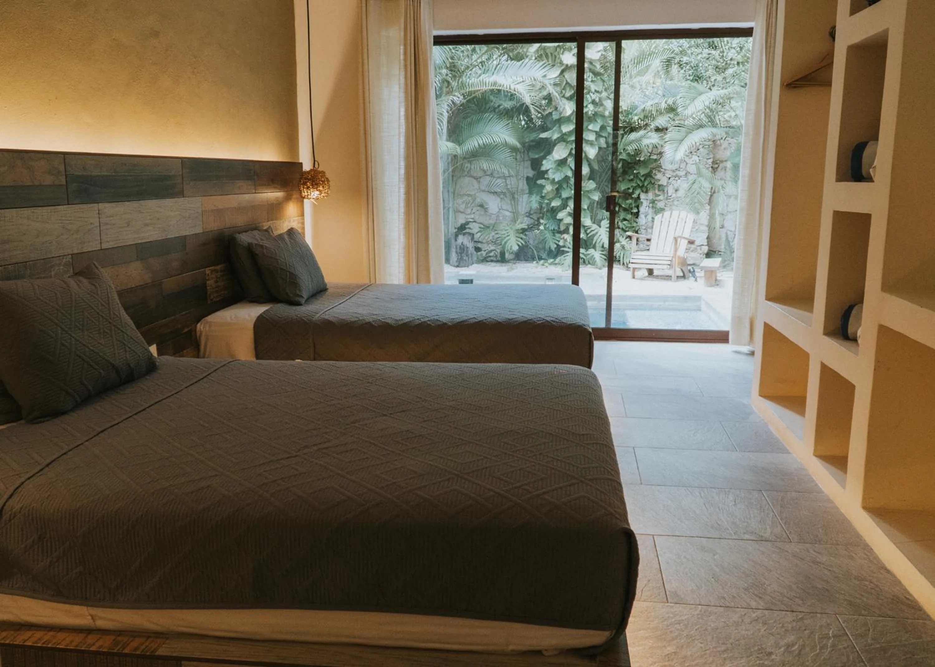 Family, Bed in Kuun Taak Tulum