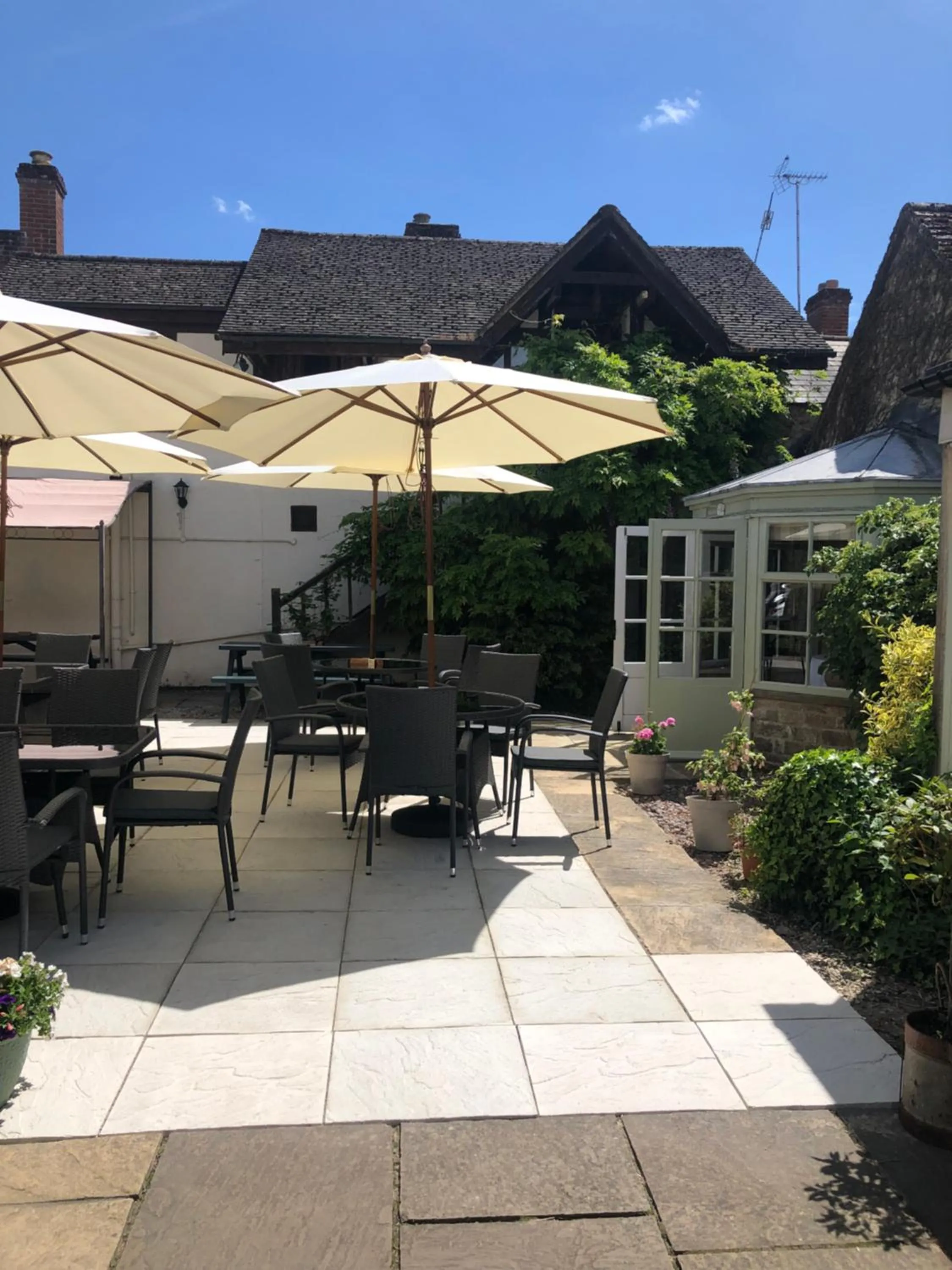 Corinium Hotel & Restaurant