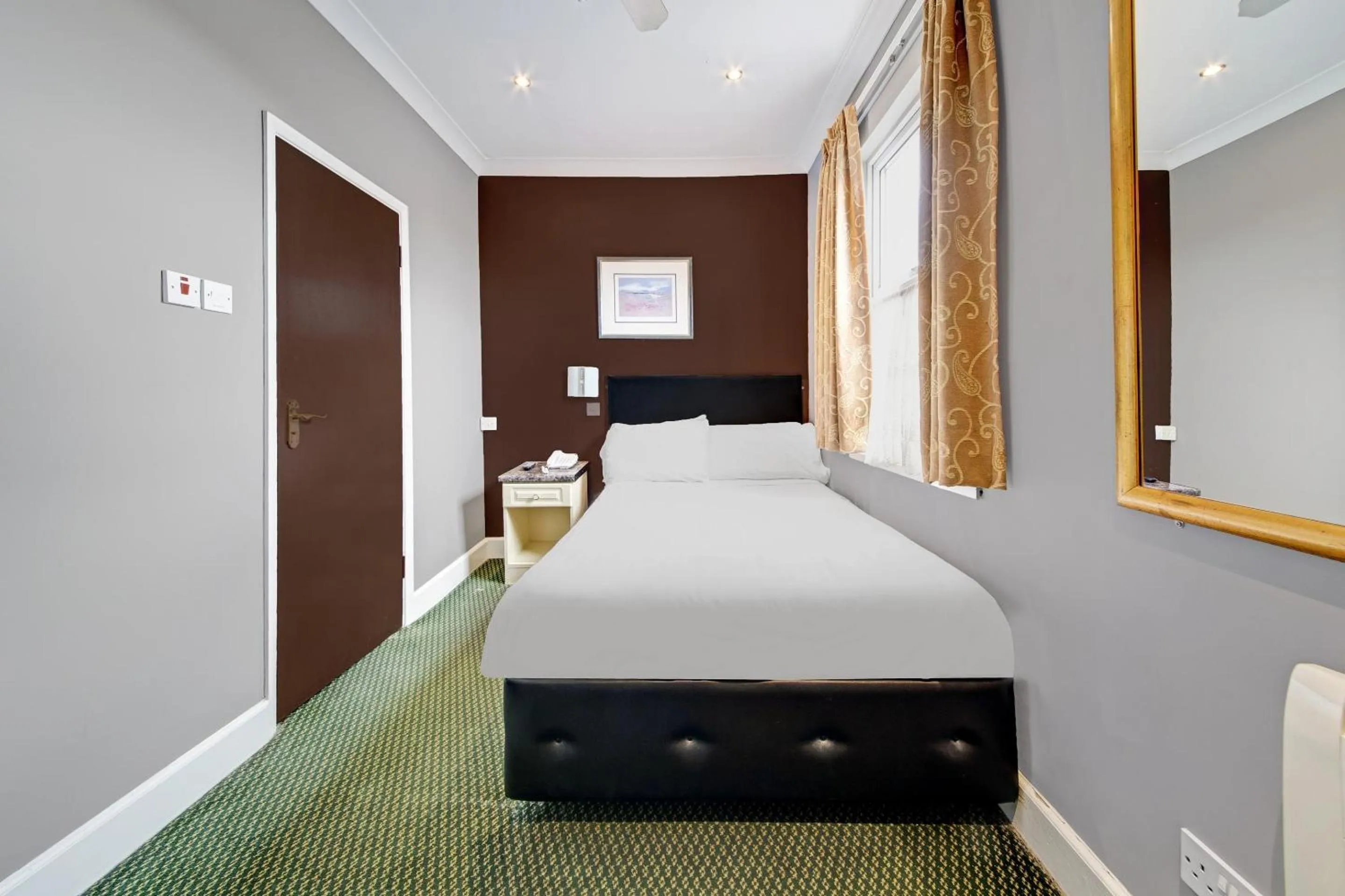 Bedroom, Bed in OYO Bostons Manor Hotel, Hanwell London
