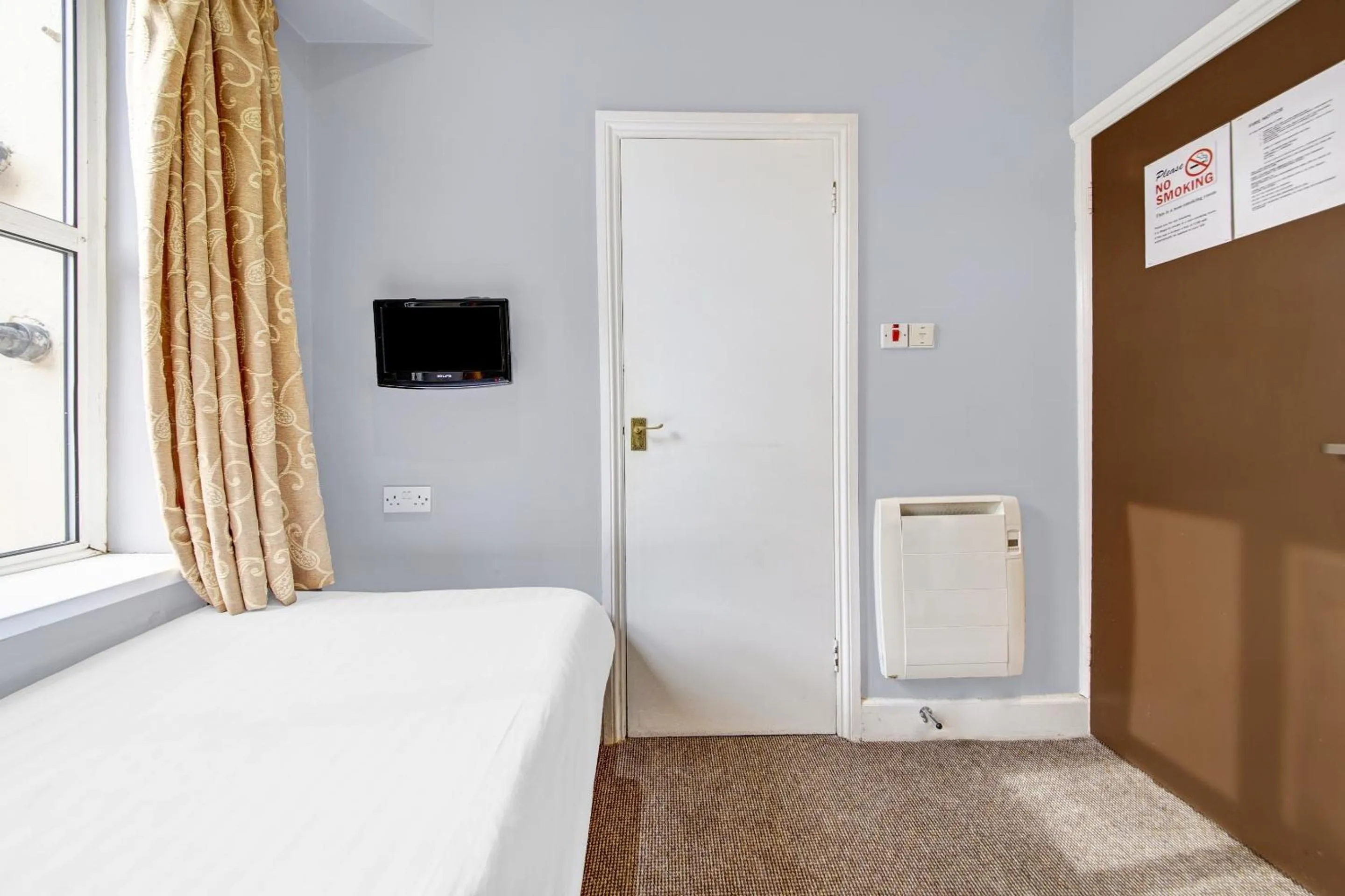 Bedroom, Bed in OYO Bostons Manor Hotel, Hanwell London