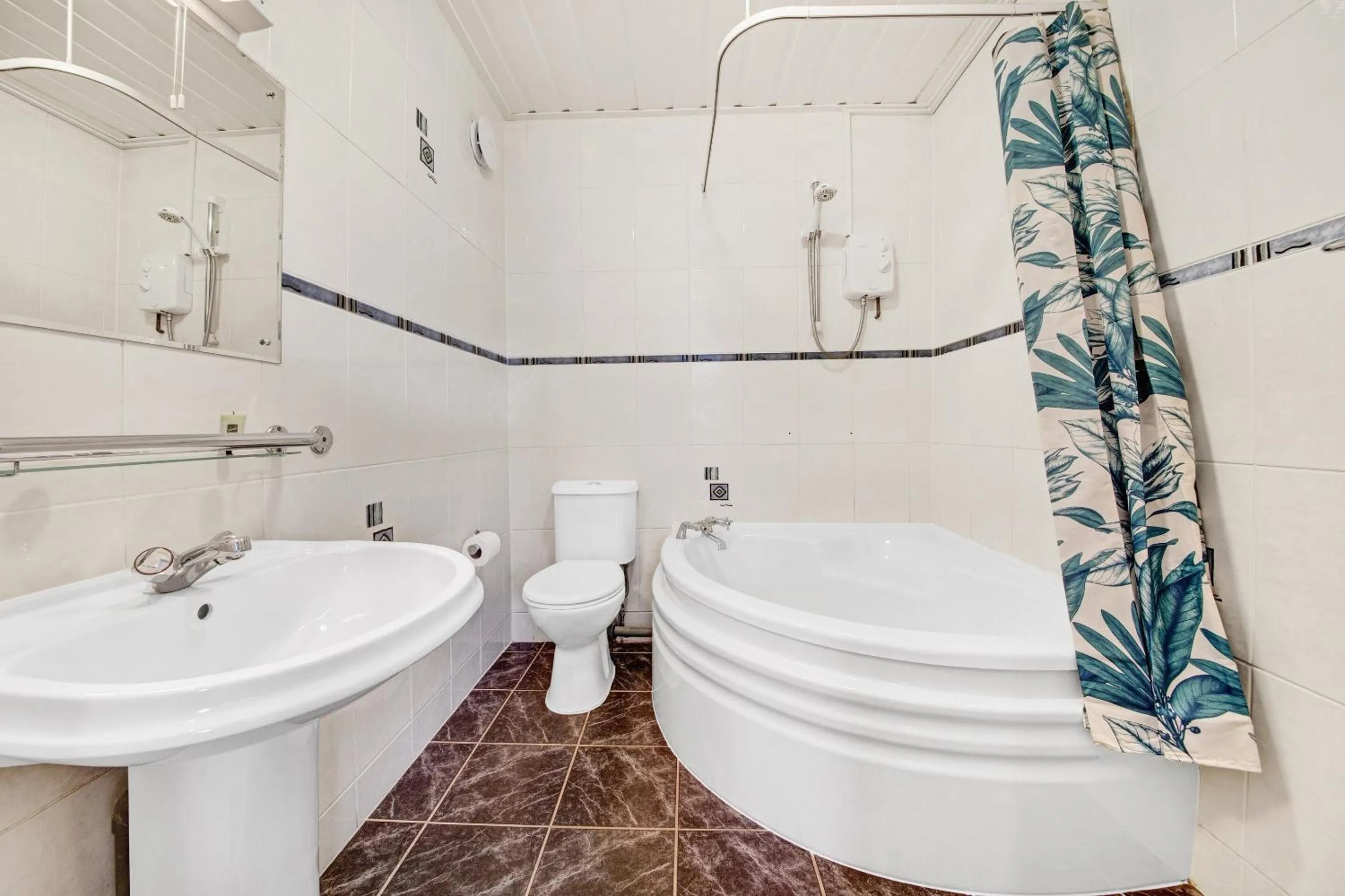 Bathroom in OYO Bostons Manor Hotel, Hanwell London