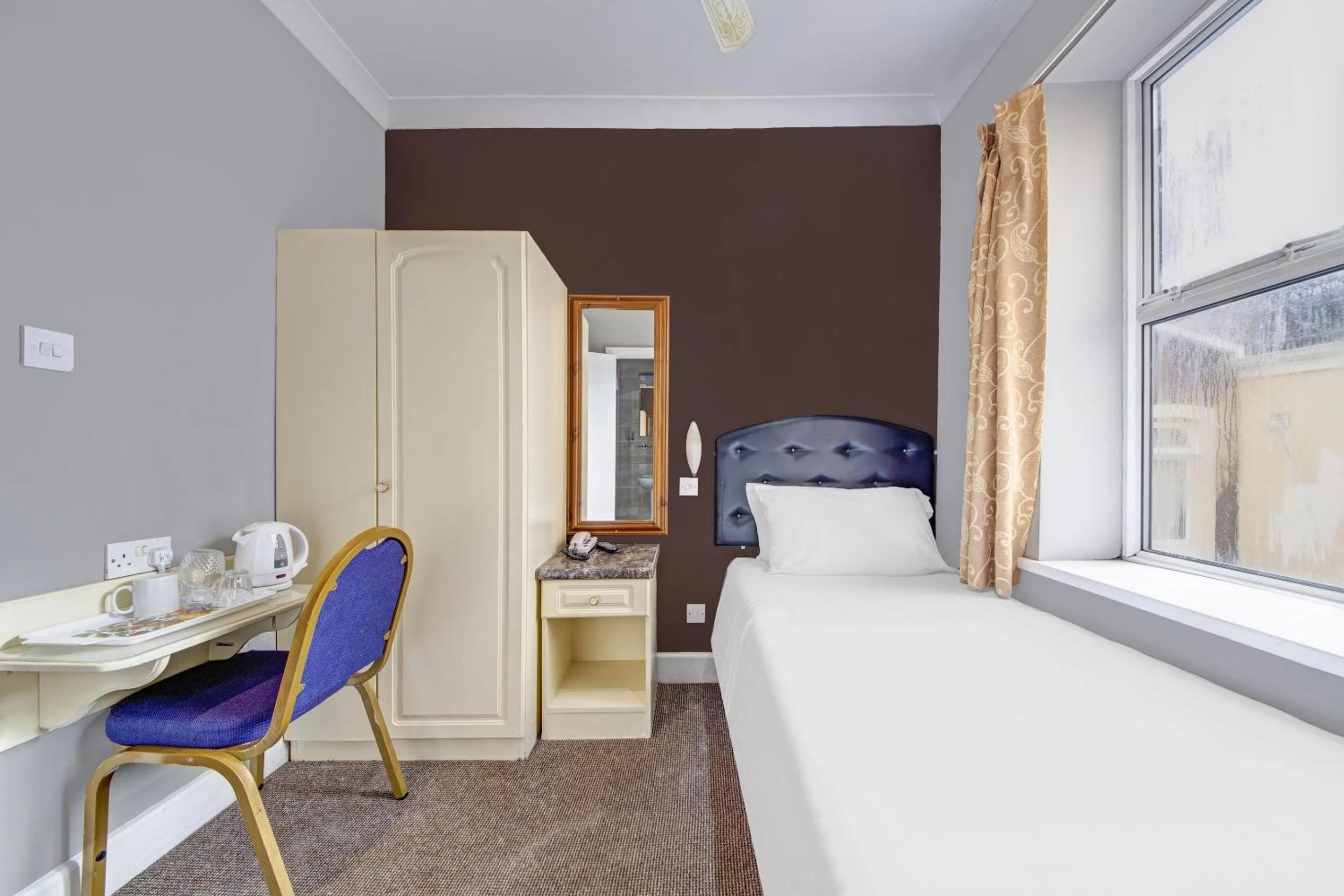 Bedroom, Bed in OYO Bostons Manor Hotel, Hanwell London