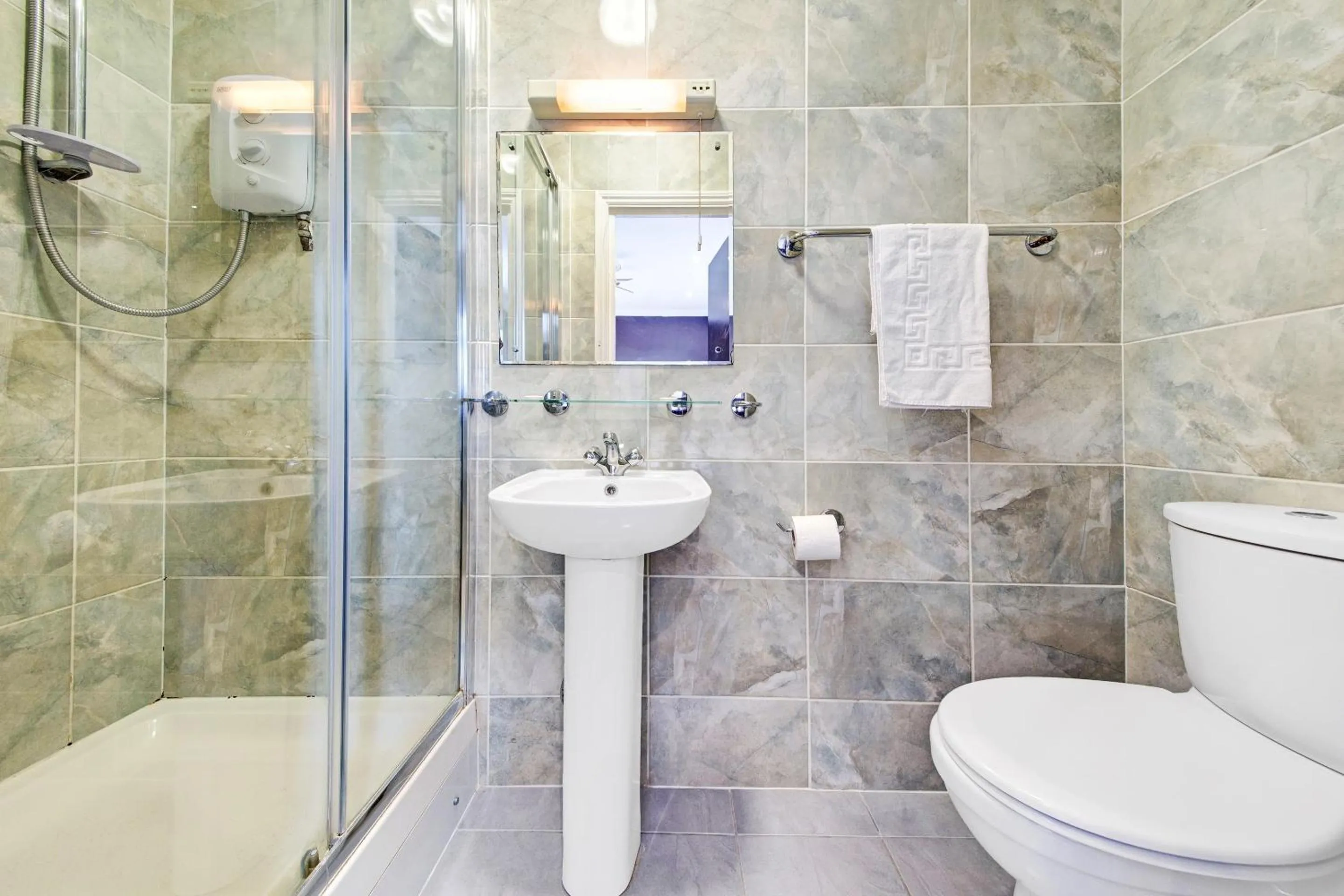 Bathroom in OYO Bostons Manor Hotel, Hanwell London