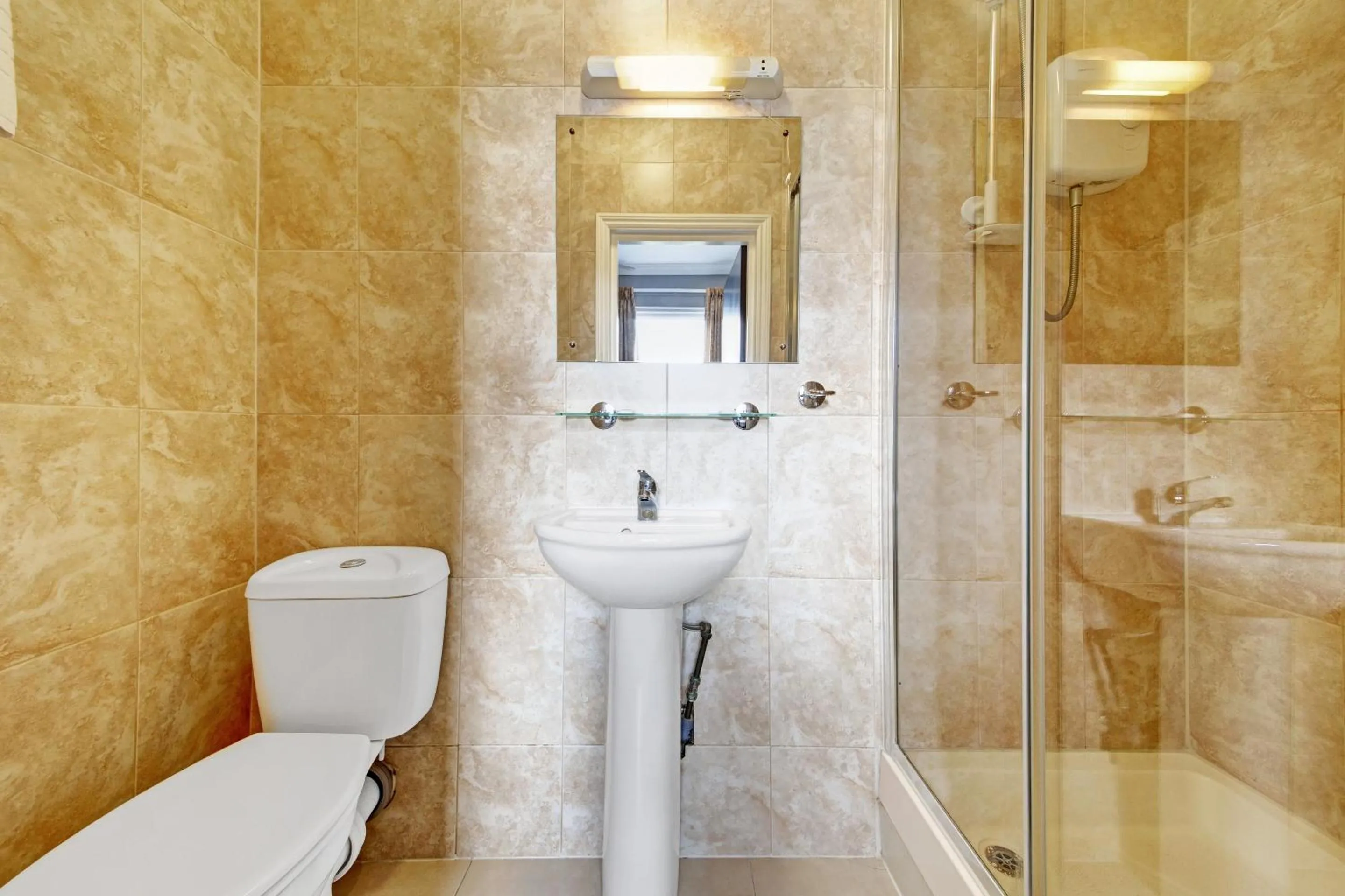 Bathroom in OYO Bostons Manor Hotel, Hanwell London