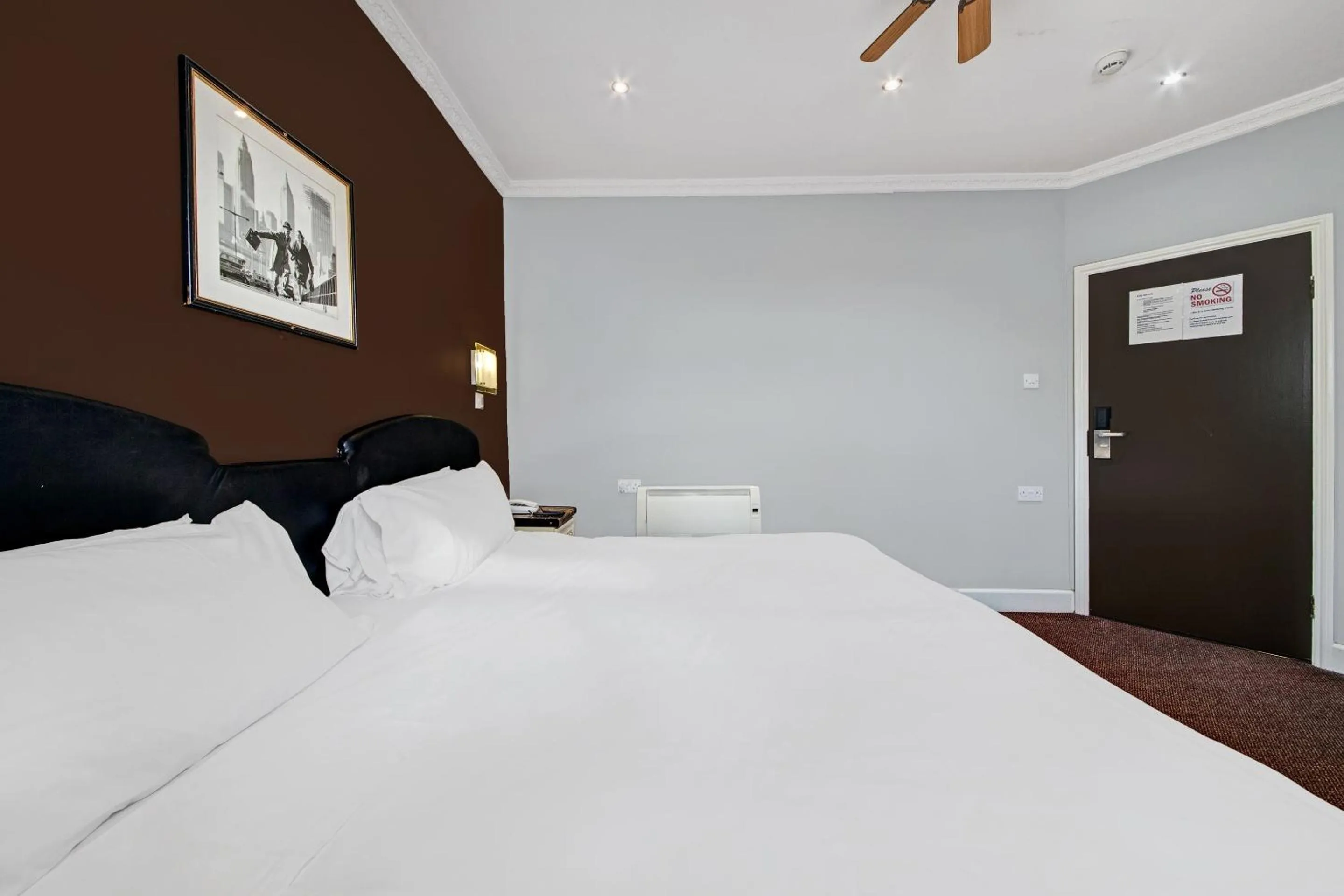 Bedroom, Bed in OYO Bostons Manor Hotel, Hanwell London