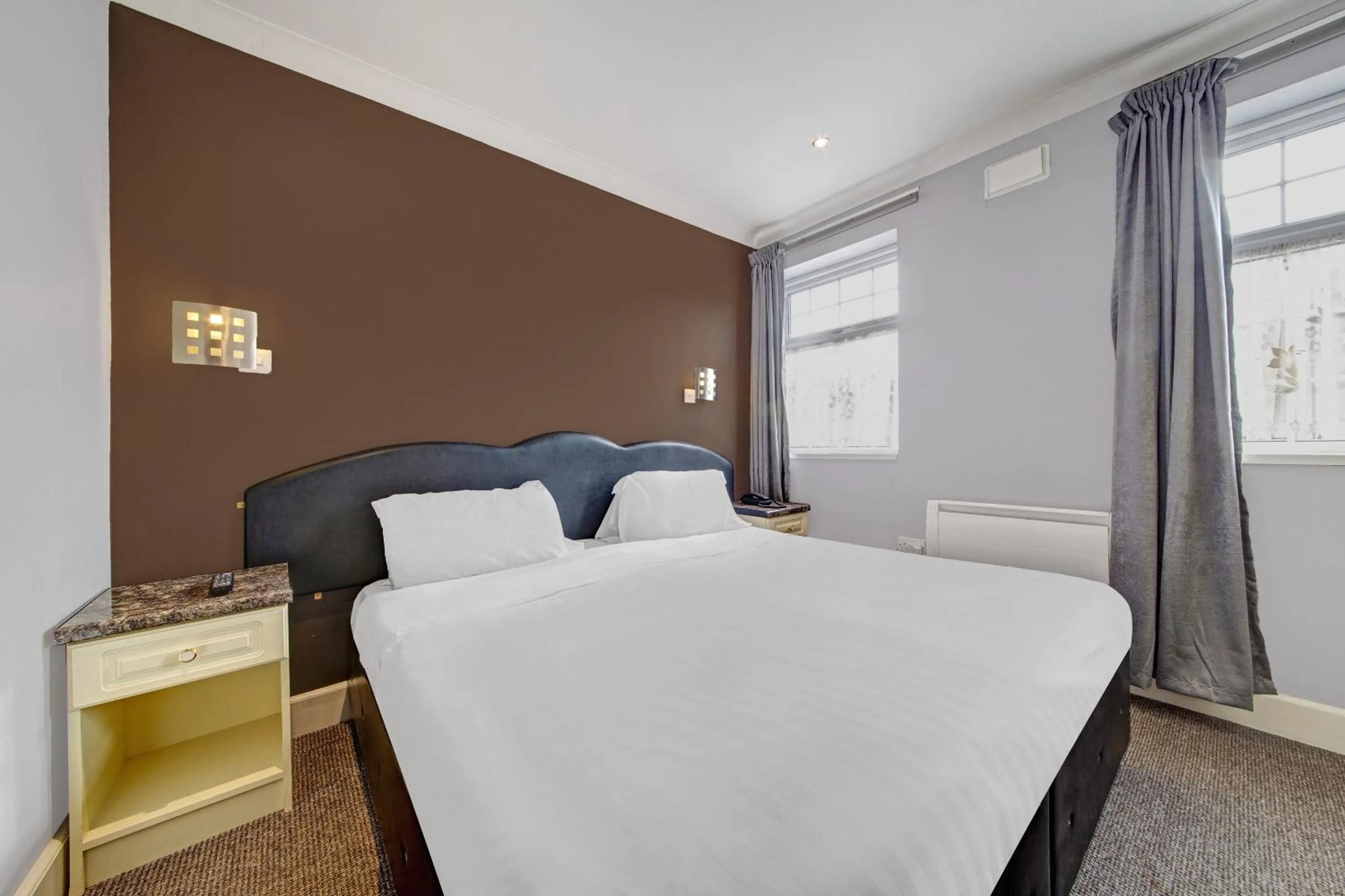 Bedroom, Bed in OYO Bostons Manor Hotel, Hanwell London