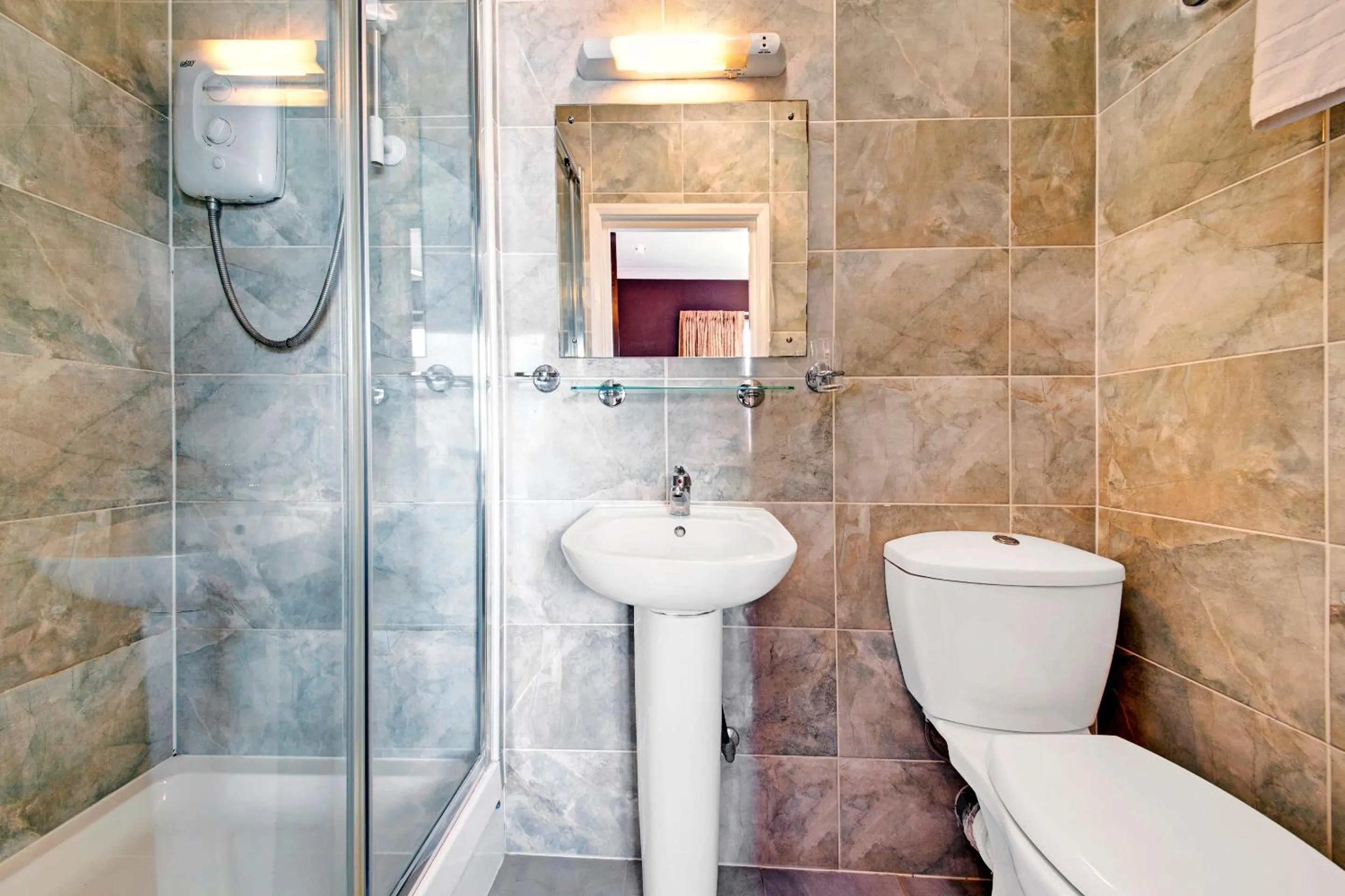 Bathroom in OYO Bostons Manor Hotel, Hanwell London