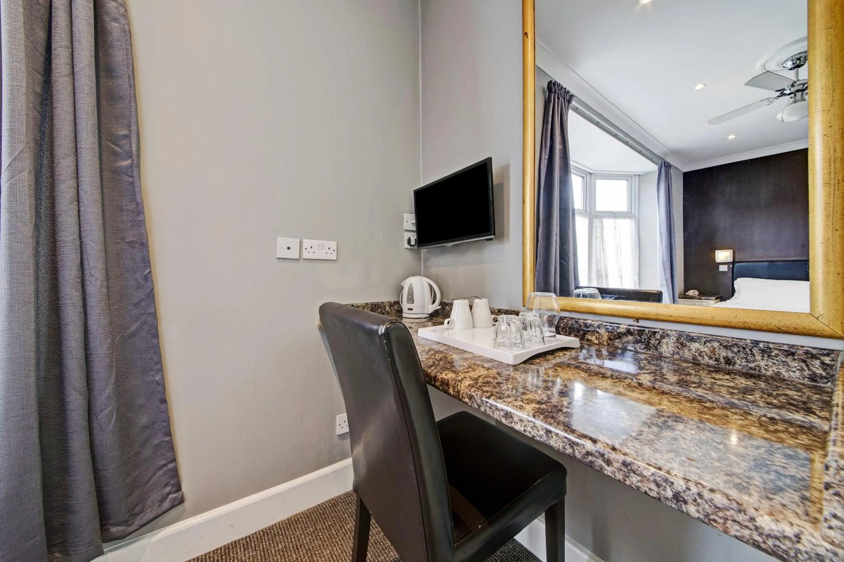 Bedroom in OYO Bostons Manor Hotel, Hanwell London