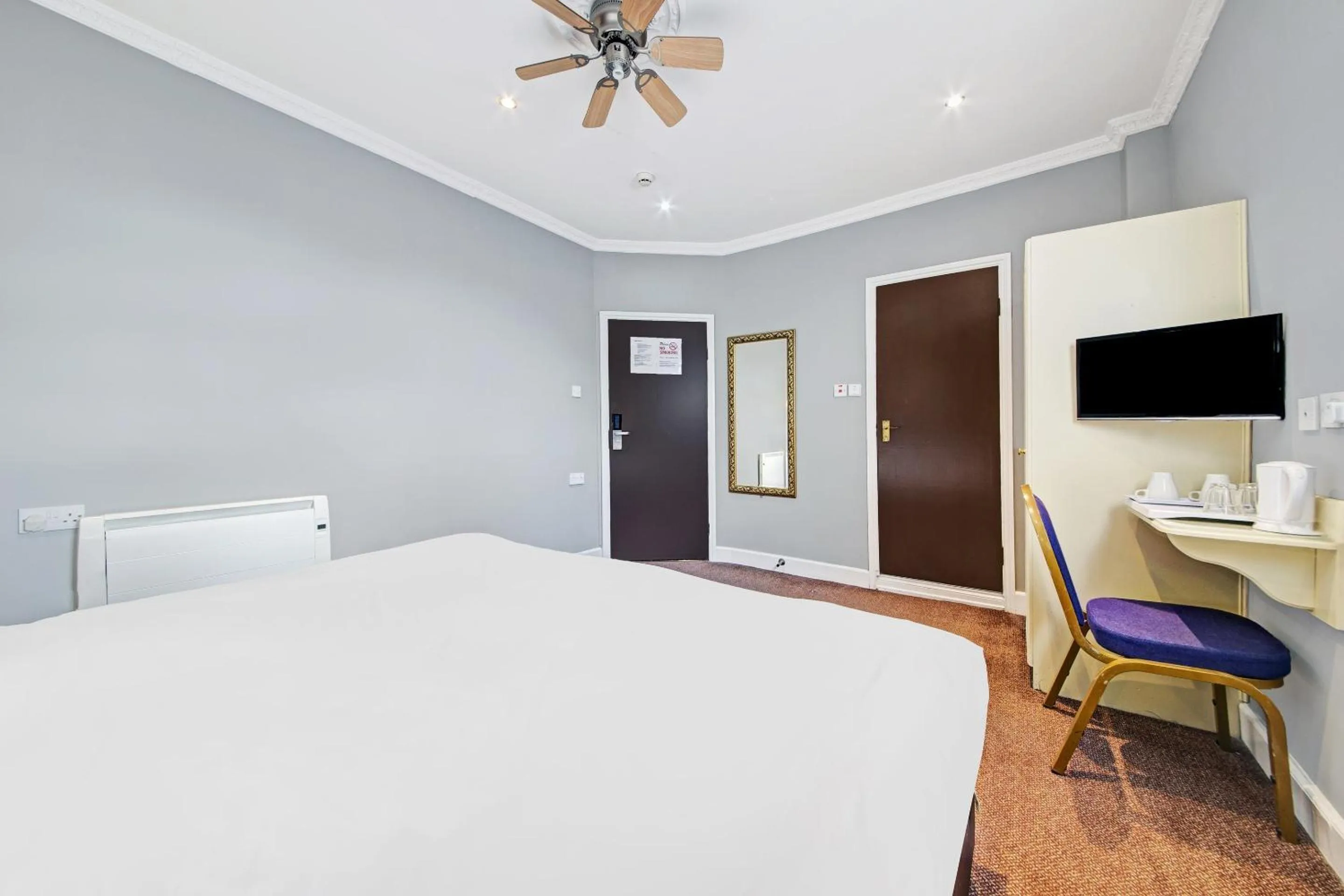 Bedroom, Bed in OYO Bostons Manor Hotel, Hanwell London