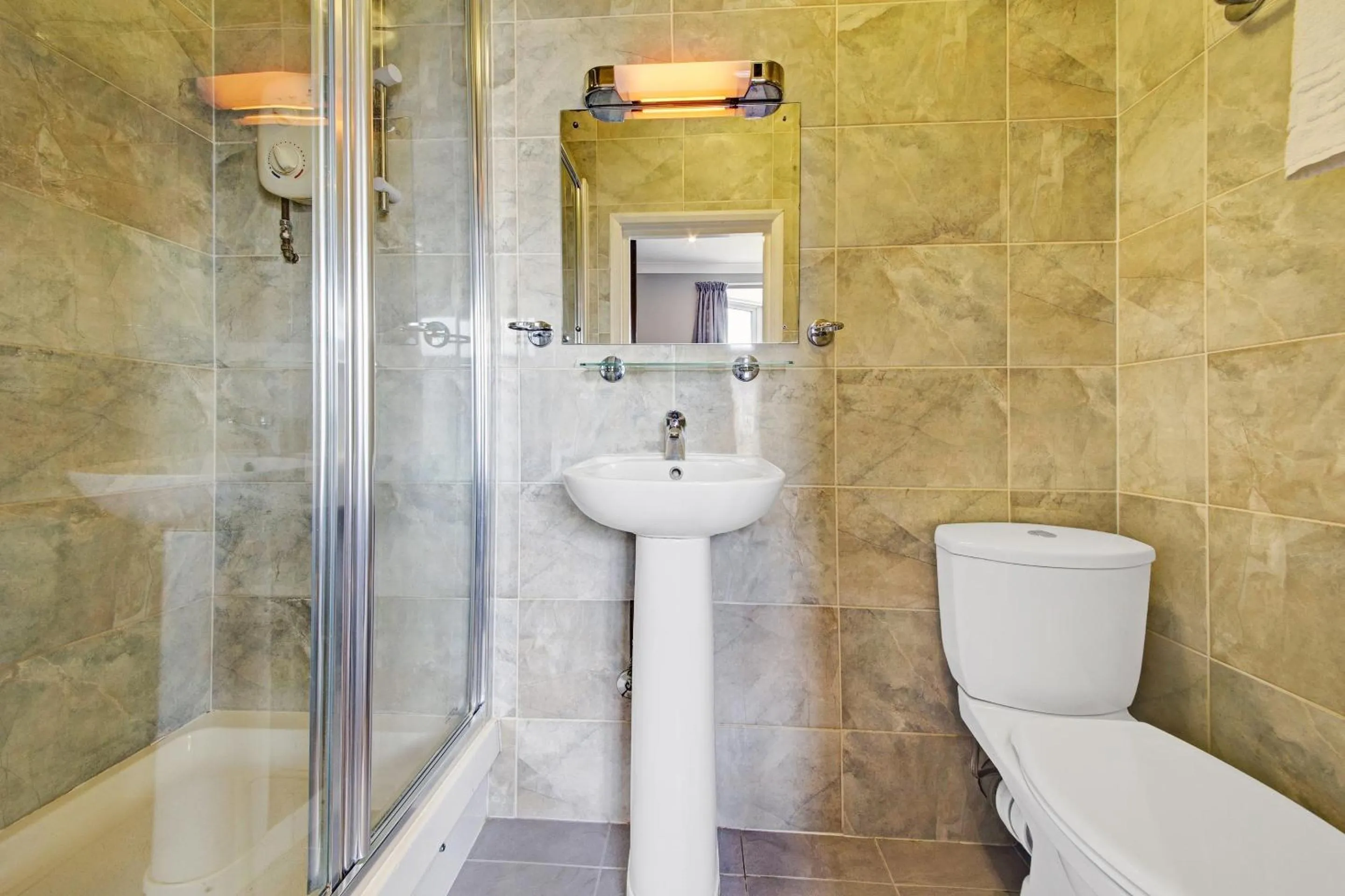 Bathroom in OYO Bostons Manor Hotel, Hanwell London