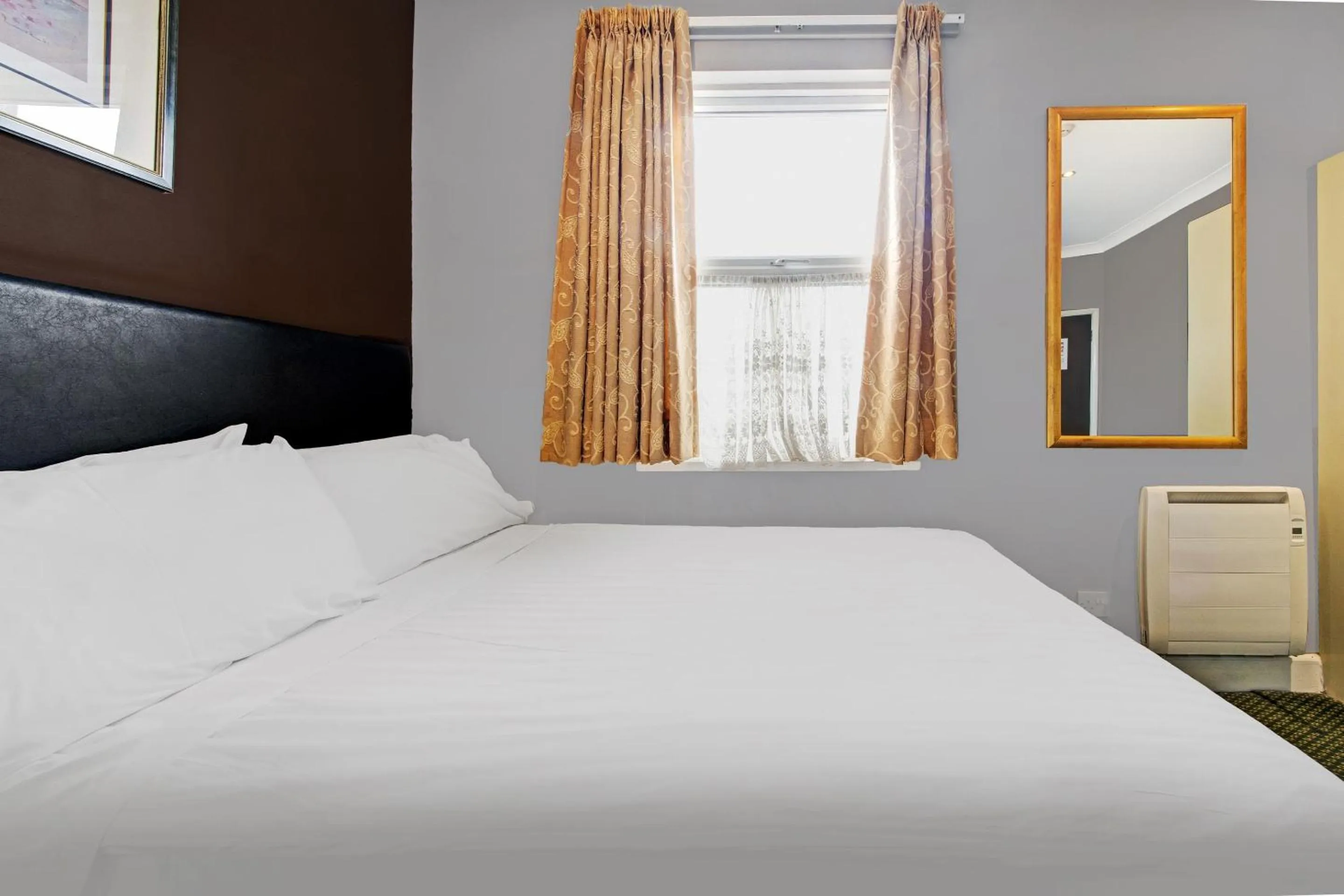 Bedroom, Bed in OYO Bostons Manor Hotel, Hanwell London