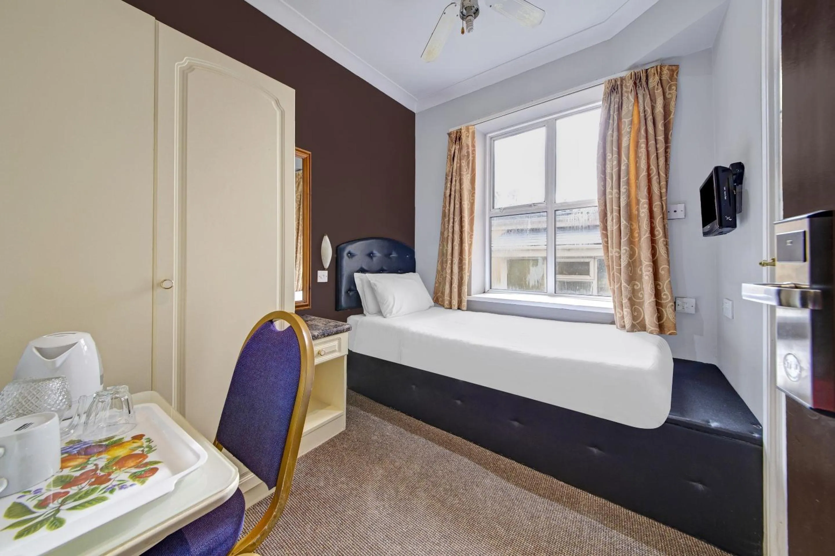 Bedroom, Bed in OYO Bostons Manor Hotel, Hanwell London