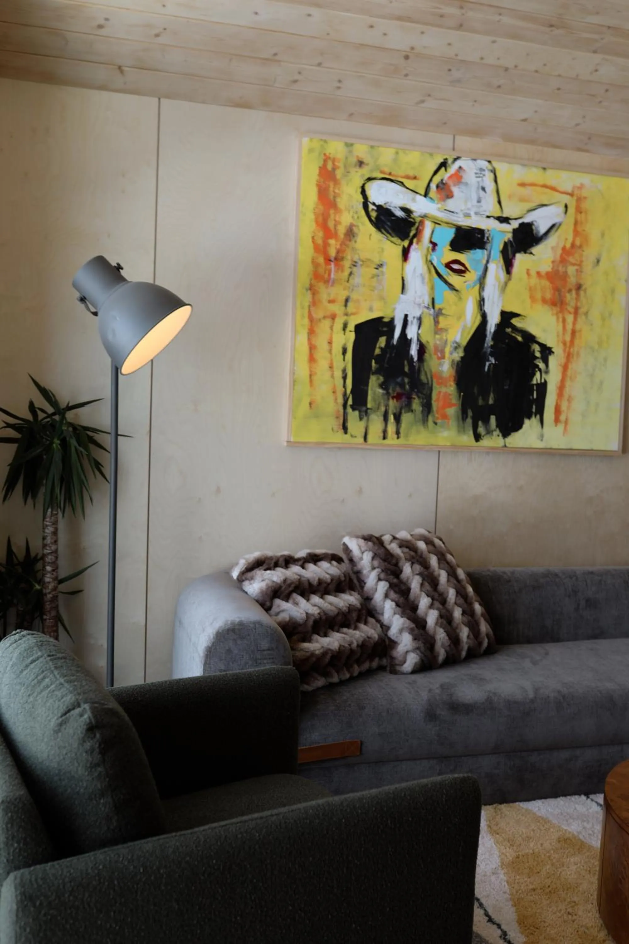 Living room in Yellowstone Peaks Hotel