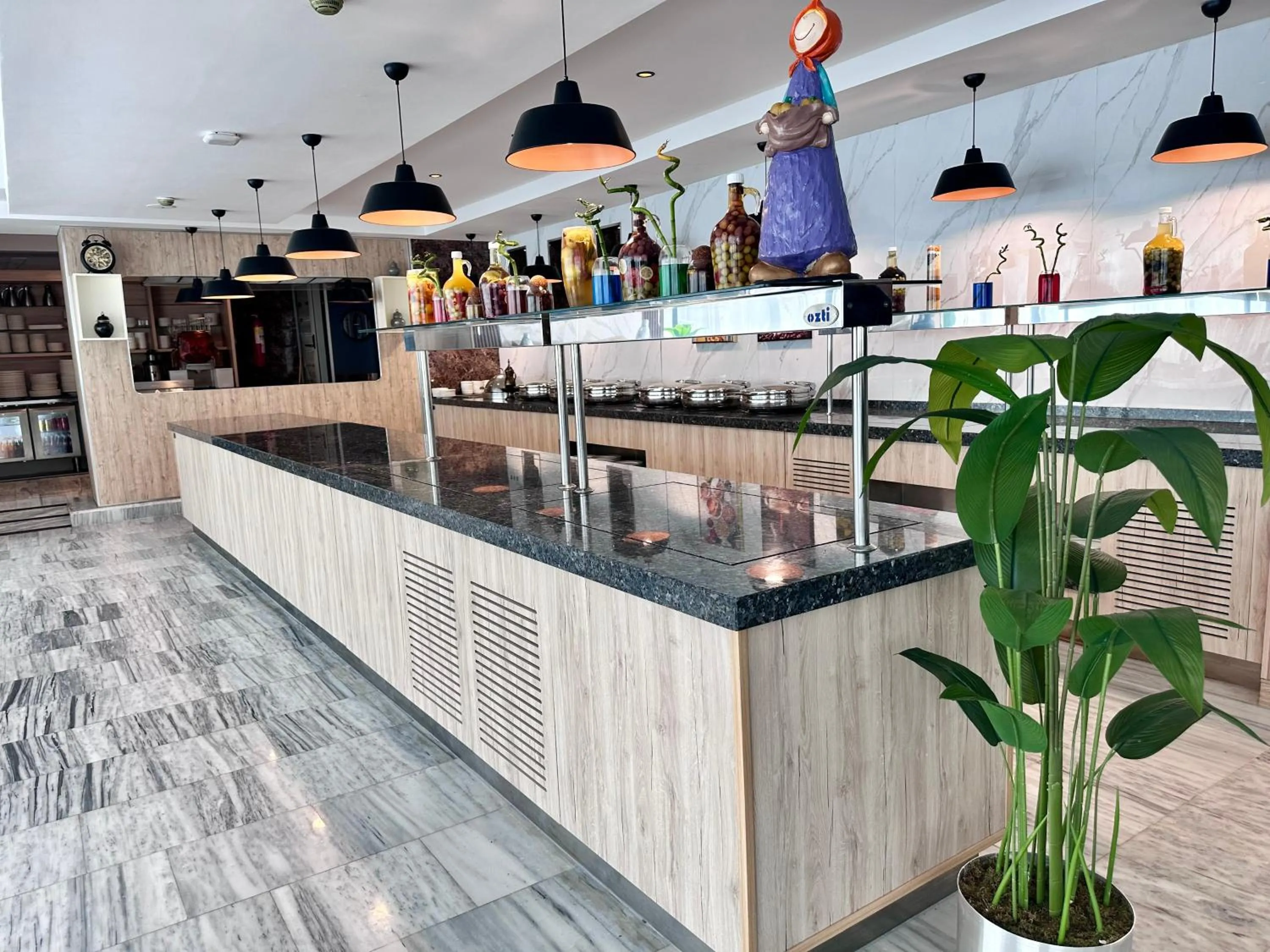 Restaurant/places to eat in 2H Hotel