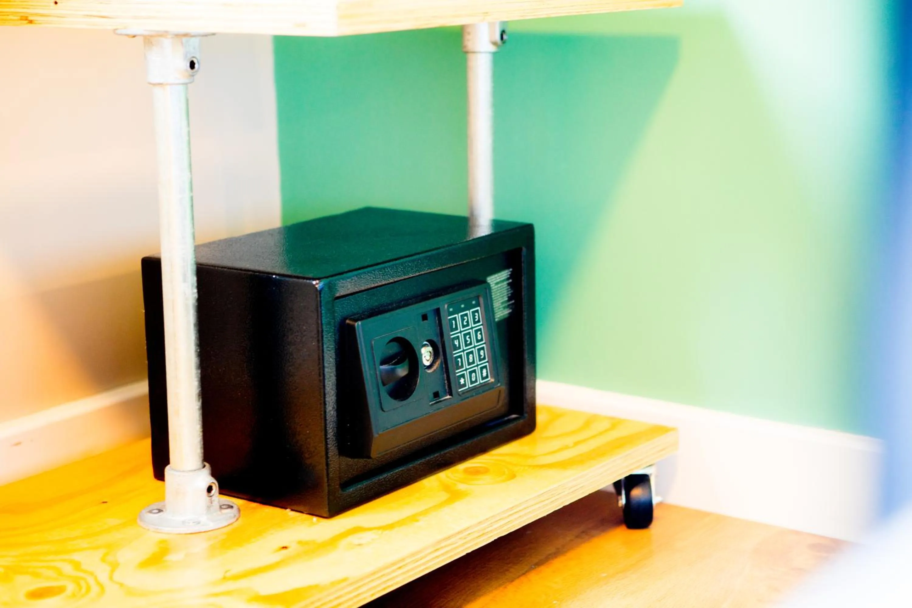 microwave in Wombat's City Hostel London