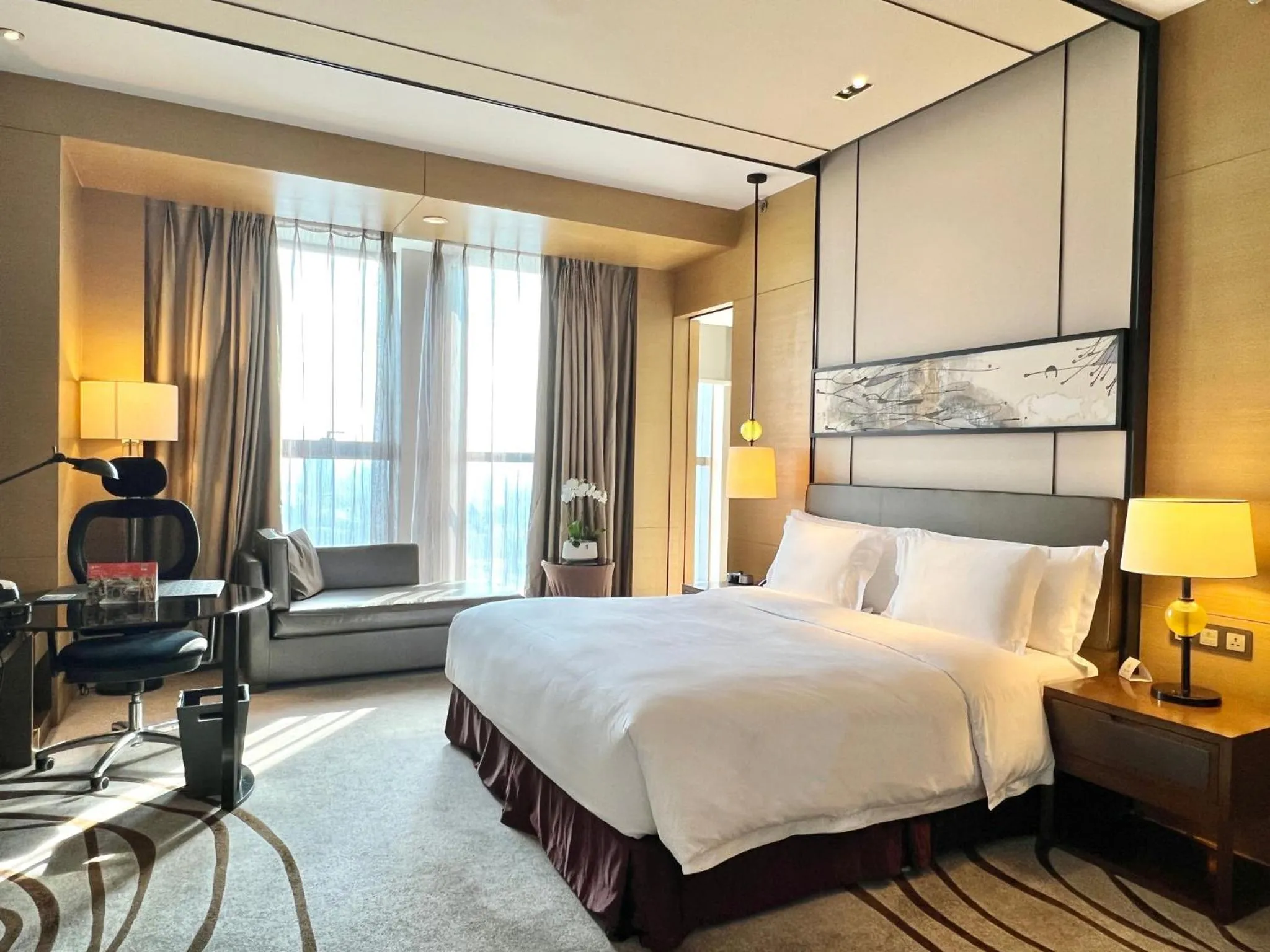 Photo of the whole room, Bed in Crowne Plaza Tianjin Meijiangnan by IHG