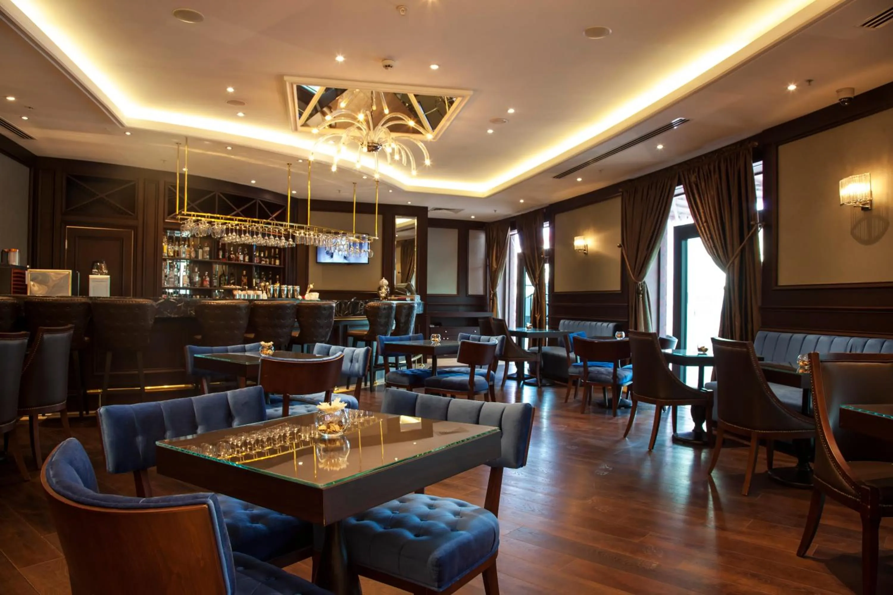 Lounge or bar in Crowne Plaza Istanbul Oryapark by IHG