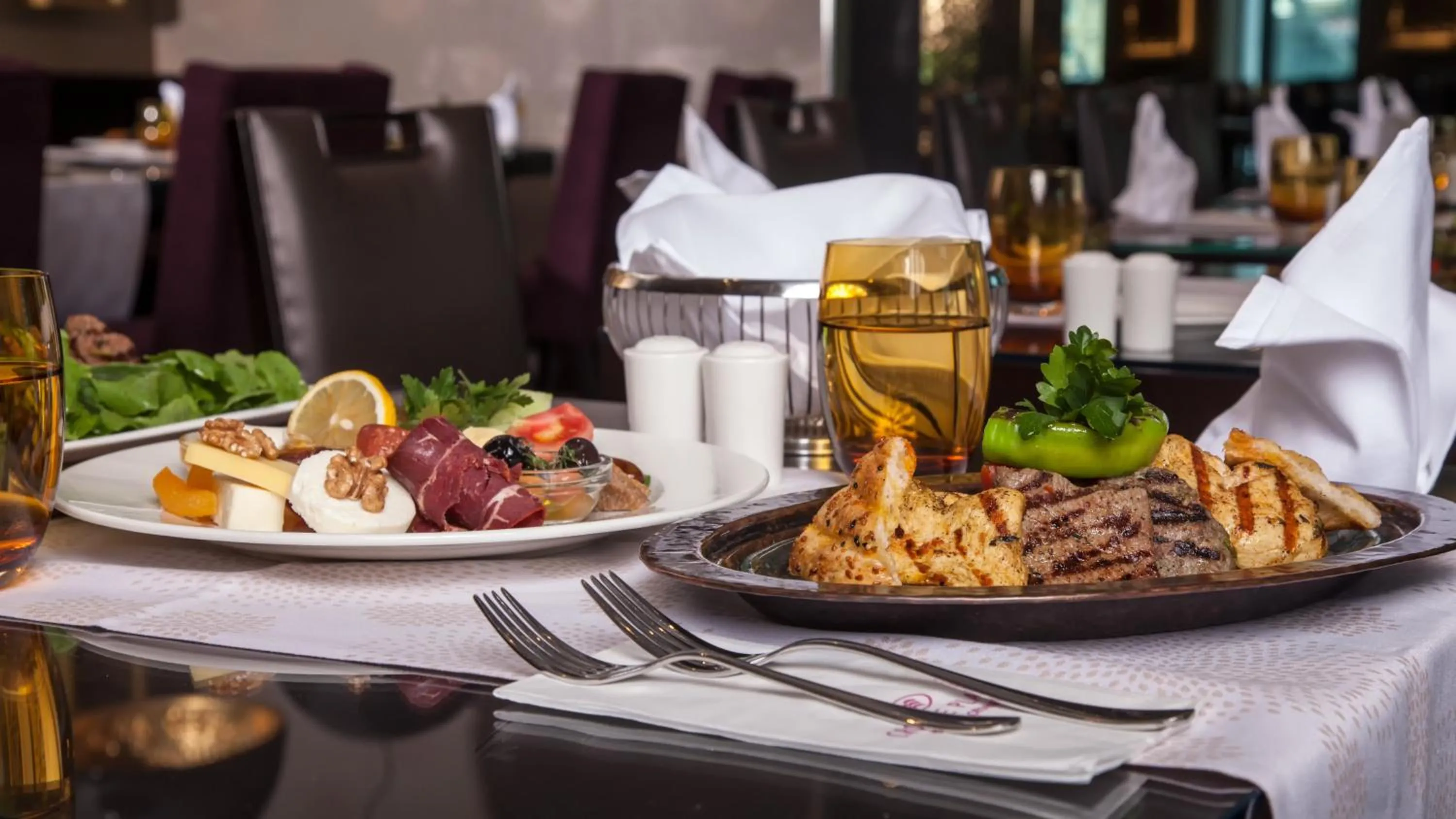 Restaurant/places to eat in Crowne Plaza Istanbul Oryapark by IHG