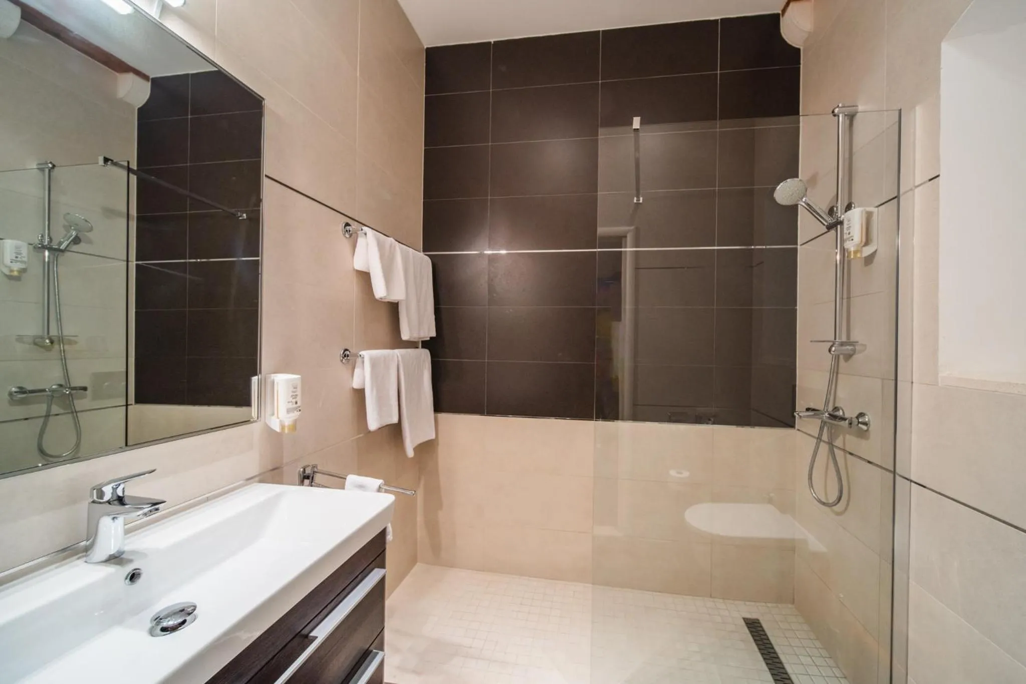 Shower in Celenga Apartments with free offsite parking