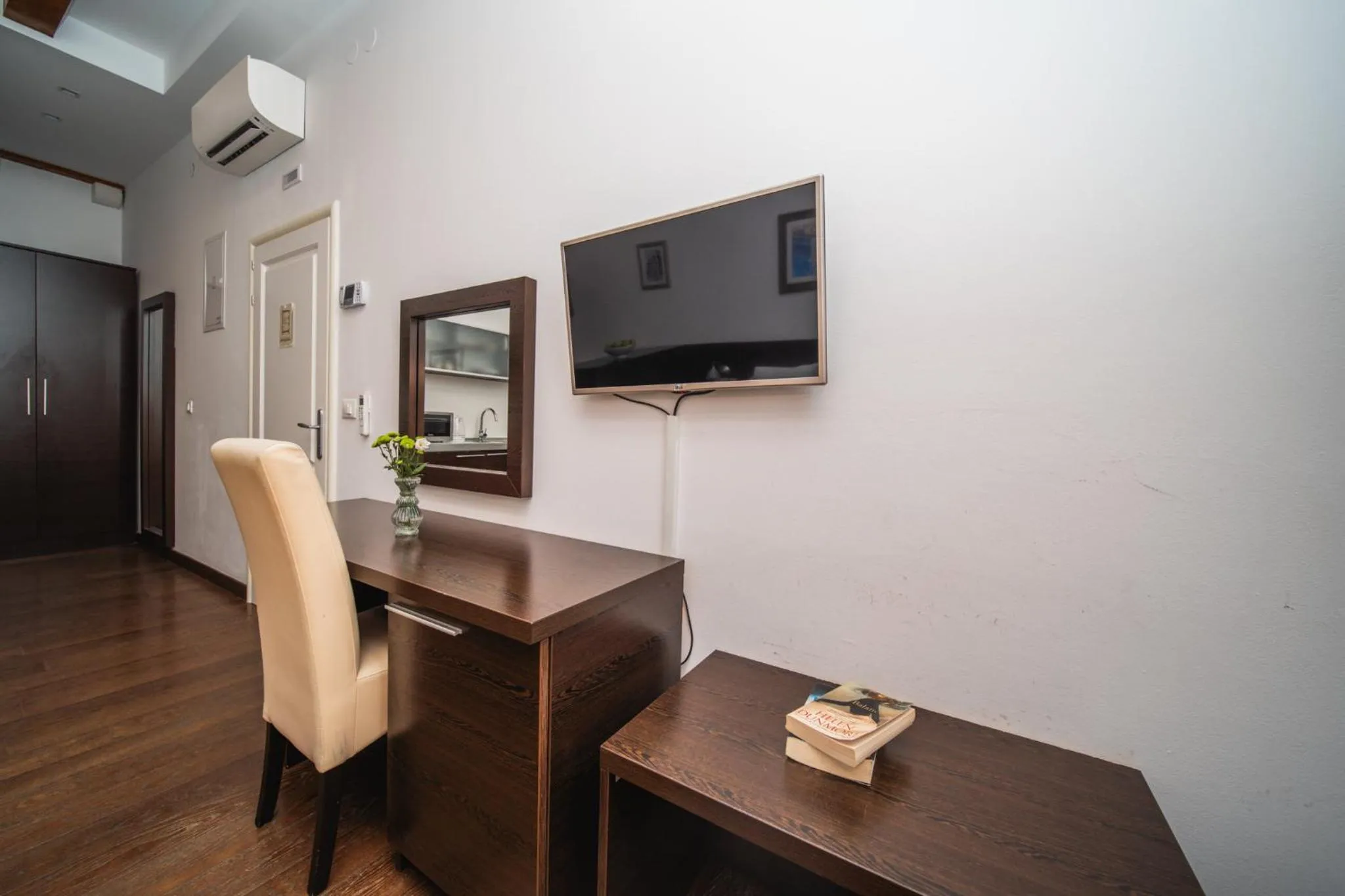 TV and multimedia in Celenga Apartments with free offsite parking