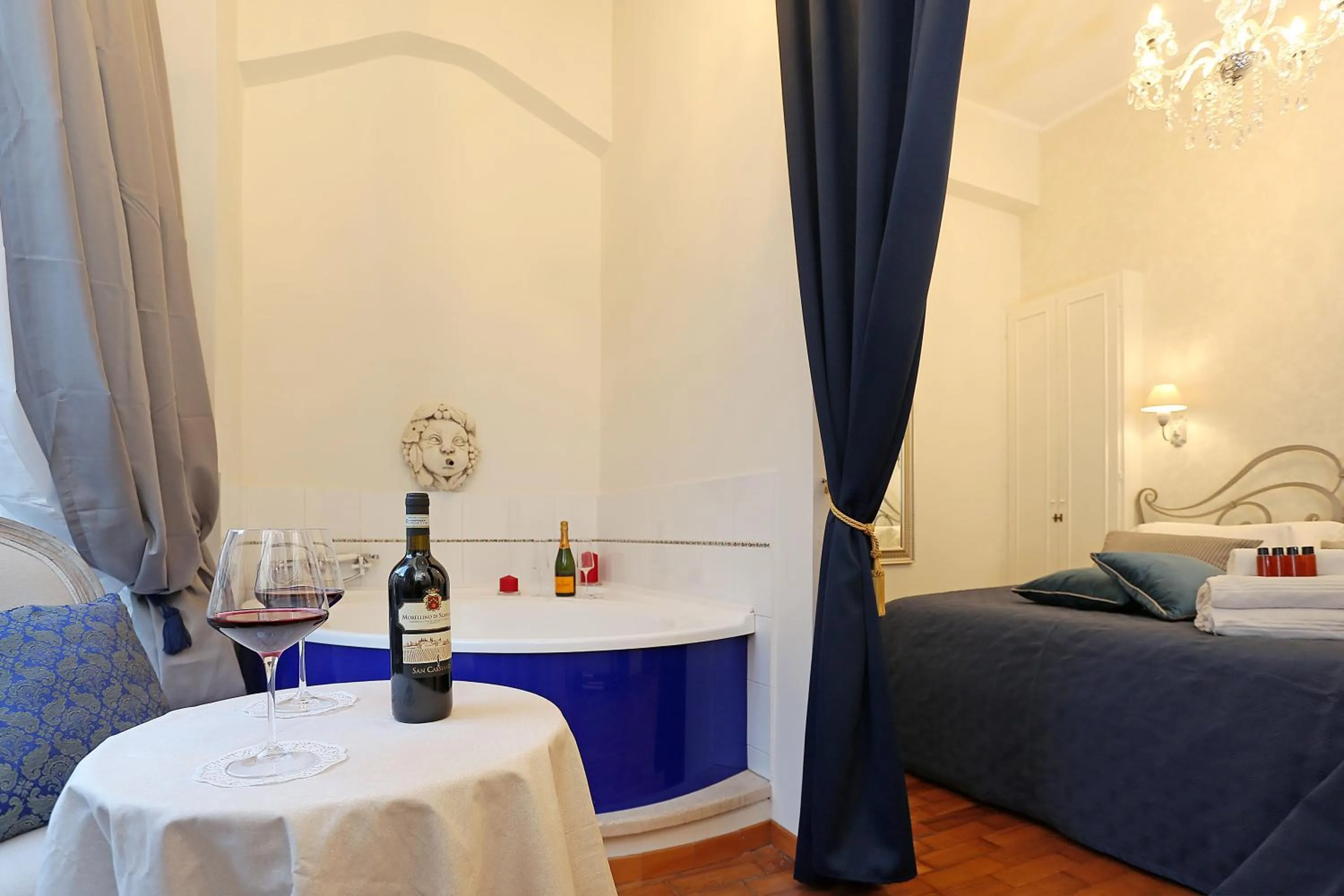 Hot Tub, Bed in Liberty Rome Suites - Liberty Collection