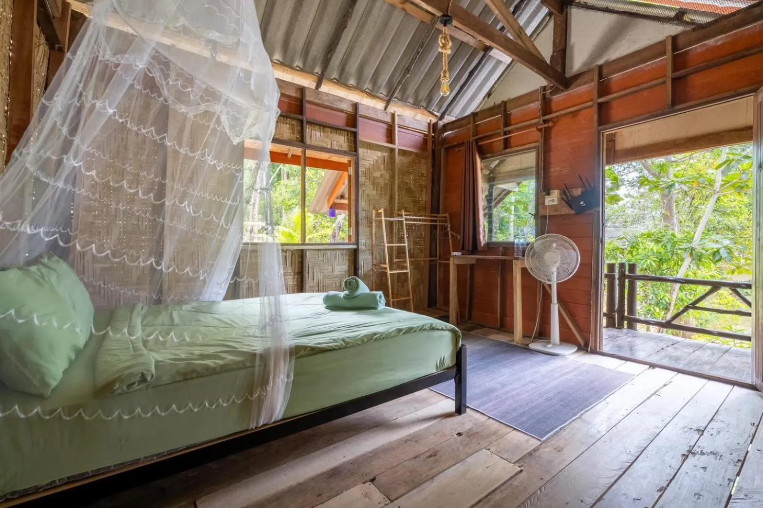 Photo of the whole room, Bed in Koh Pu Sea View Beach Resort