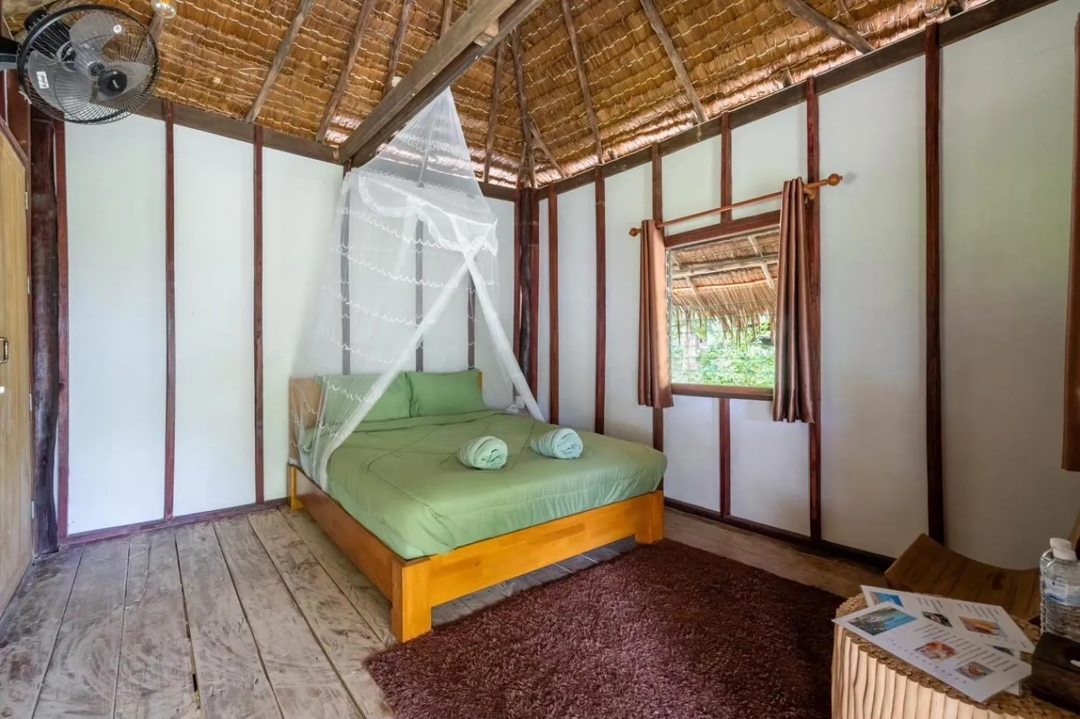 Photo of the whole room, Bed in Koh Pu Sea View Beach Resort